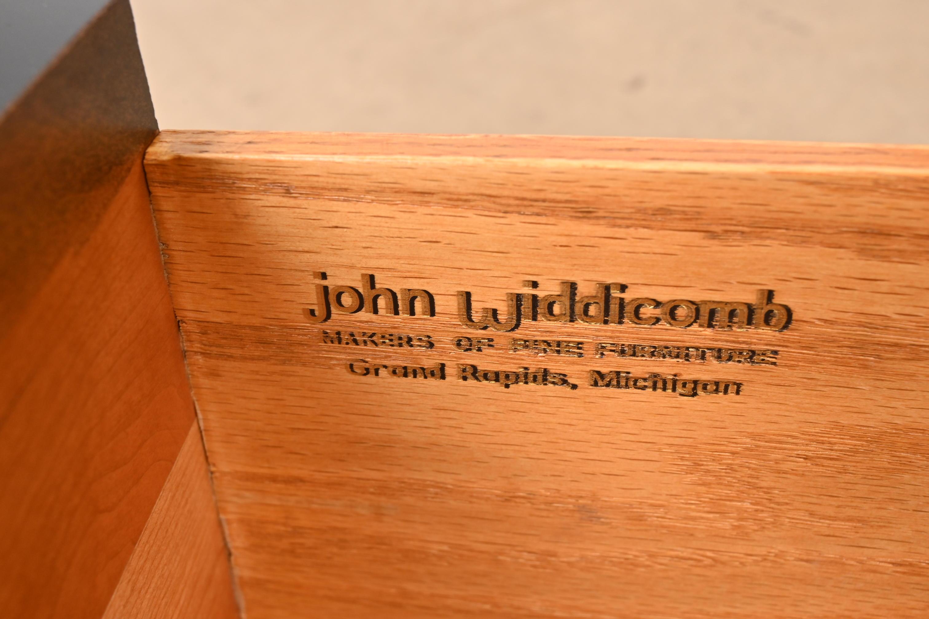 John Widdicomb commode laquée noire moderne du milieu du siècle dernier, nouvellement revernie en vente 6