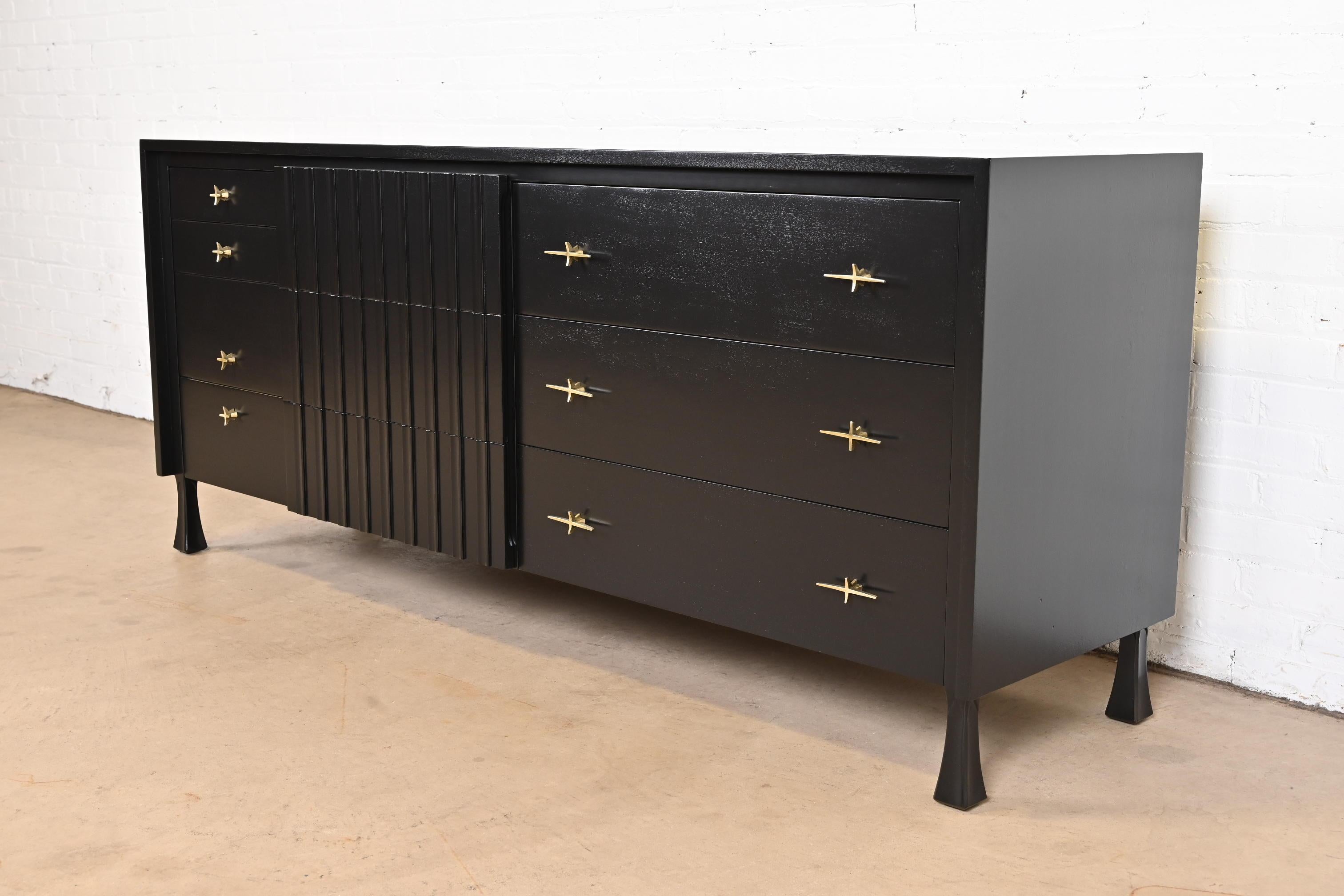 An exceptional Mid-Century Modern ten-drawer dresser or credenza.

By John Widdicomb

USA, 1960s

Black lacquered mahogany, with original hardware and unique flared lags.

Measures: 74