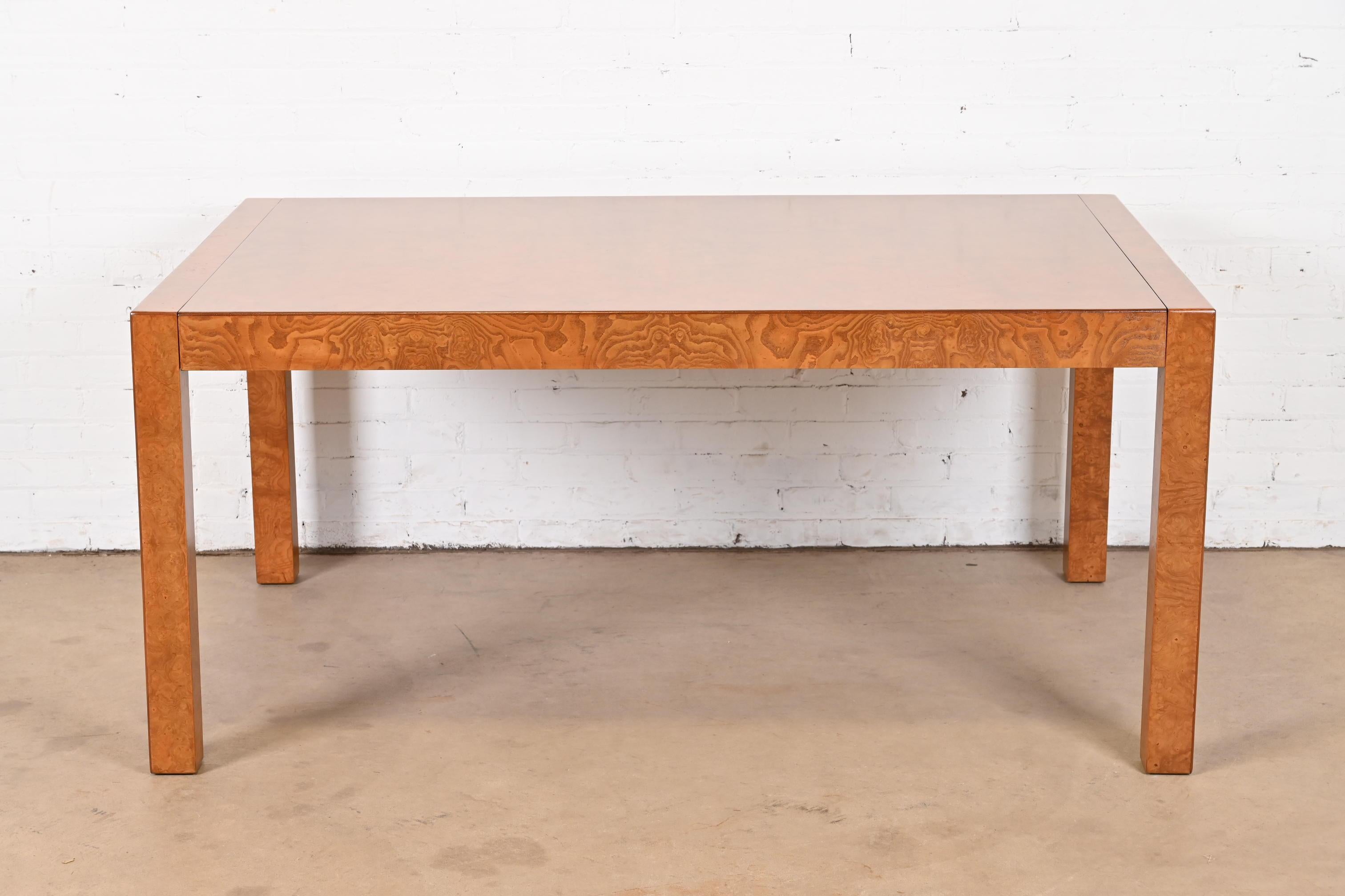 John Widdicomb Mid-Century Modern Burl Wood Parsons Dining Table, Refinished (table à manger Parsons en bois de ronce) en vente 5