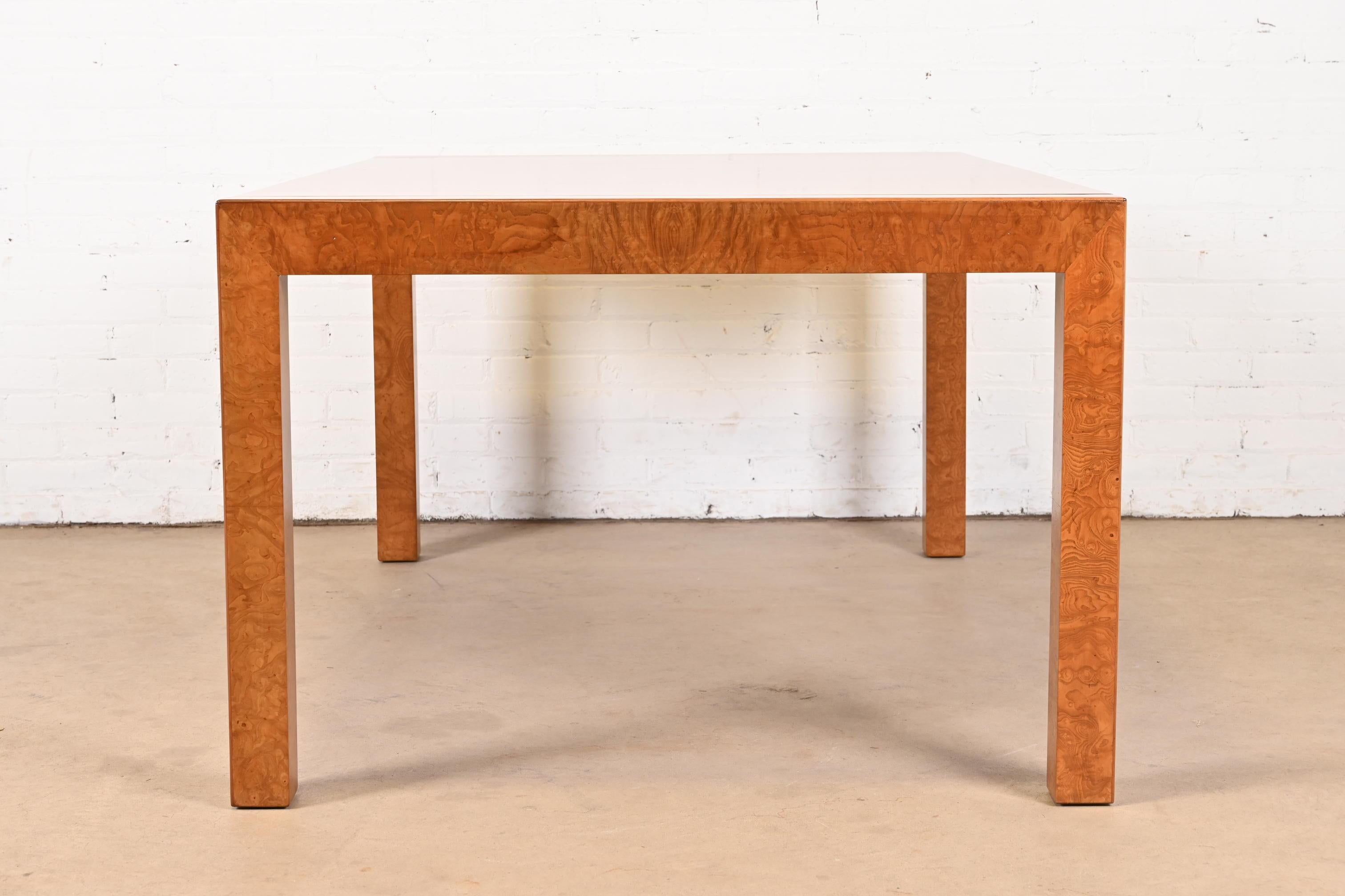 John Widdicomb Mid-Century Modern Burl Wood Parsons Dining Table, Refinished (table à manger Parsons en bois de ronce) en vente 13