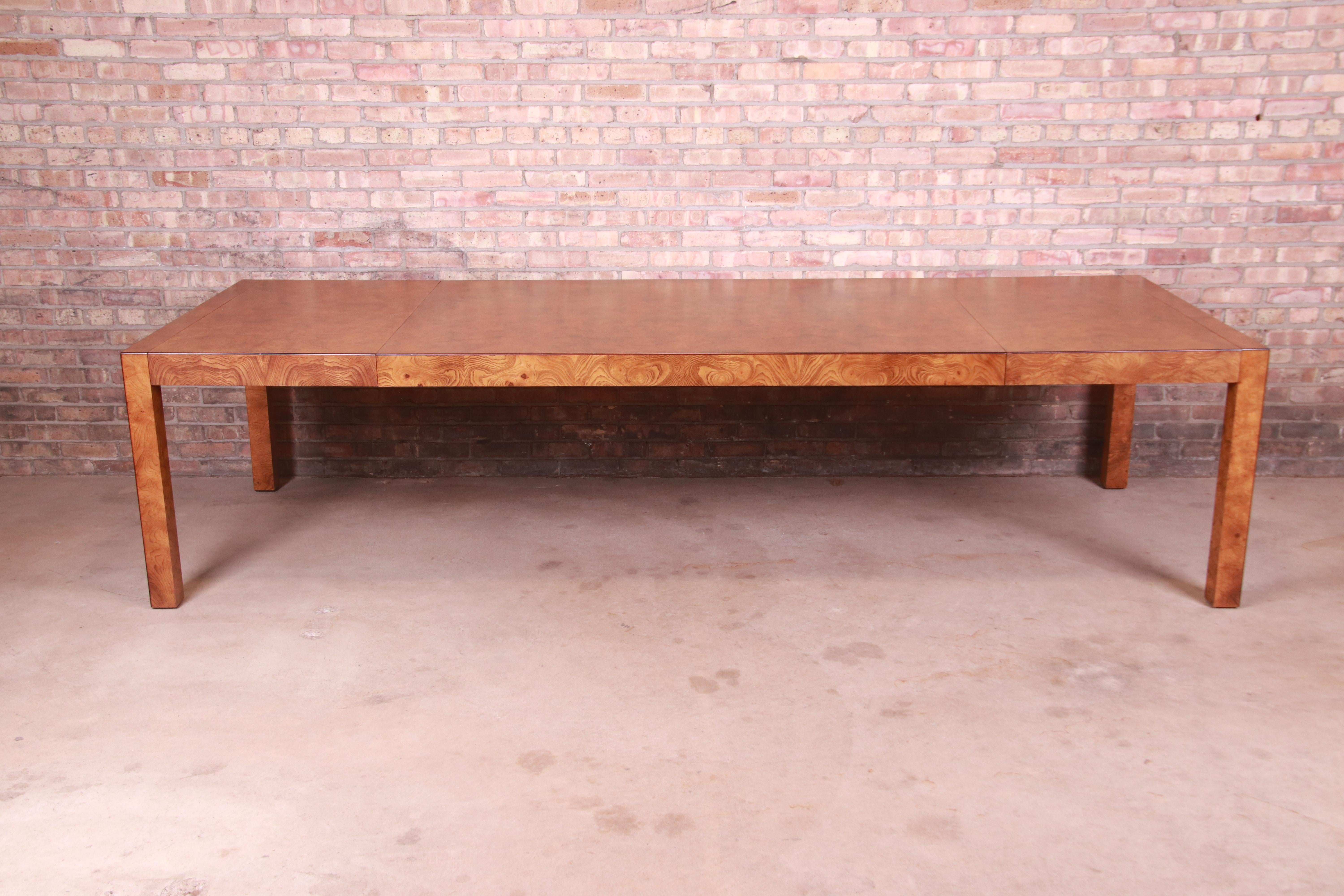 An exceptional Mid-Century Modern burled olive wood Parsons extension dining table

By John Widdicomb

USA, 1970s

Measures: 72