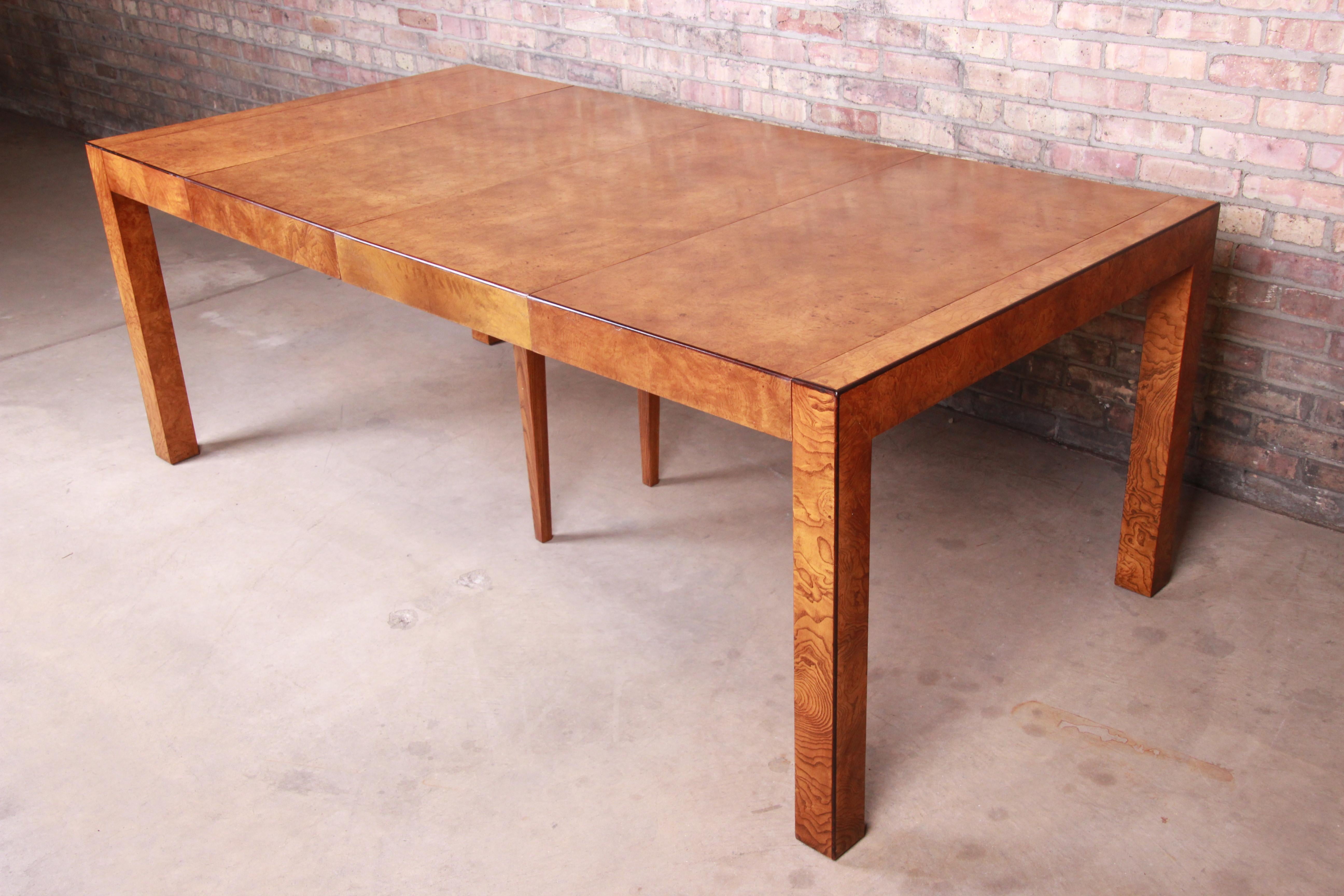 An exceptional Mid-Century Modern Parsons extension dining table

By John Widdicomb

USA, circa 1970s

Olive ash burl wood

Measures: 78.88