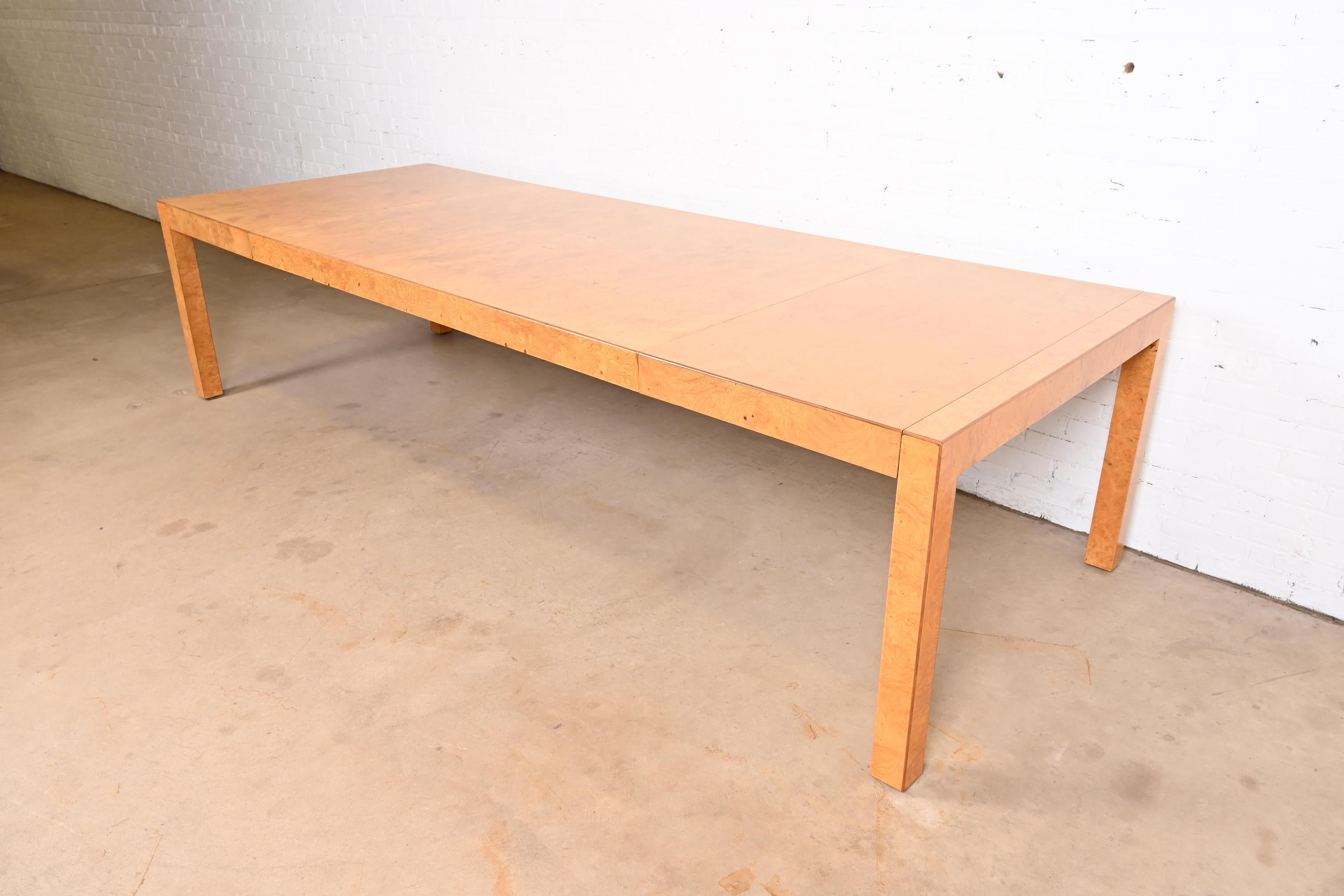 Ein außergewöhnlicher Mid-Century Modern Parsons Esstisch aus genopptem Olivenholz

Von John Widdicomb

USA, ca. 1970er Jahre

Maße: 72 