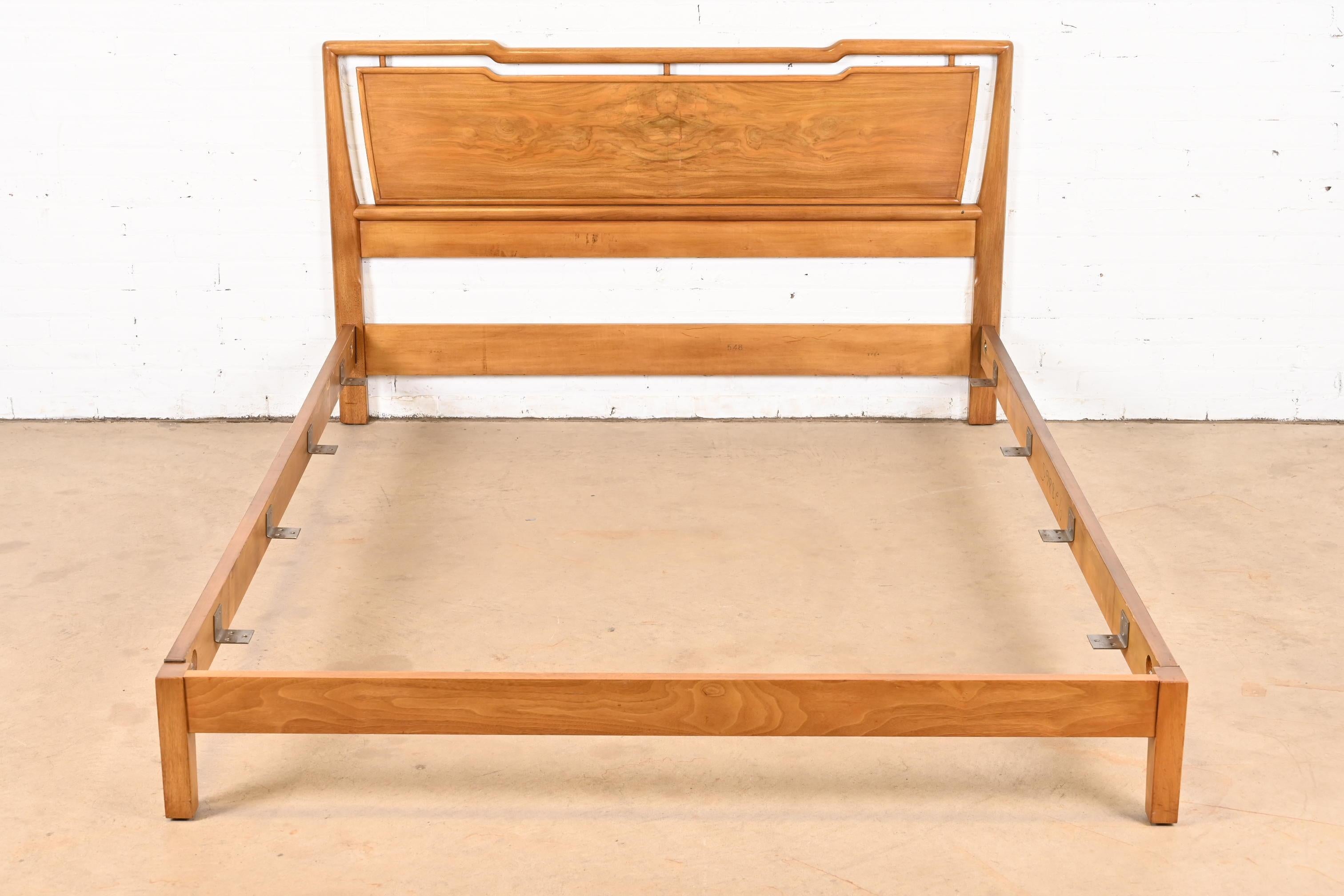 An exceptional Mid-Century Modern queen size bed

By John Widdicomb

USA, Circa 1960s

Sculpted walnut, with book-matched burled walnut headboard.

Measures: 64