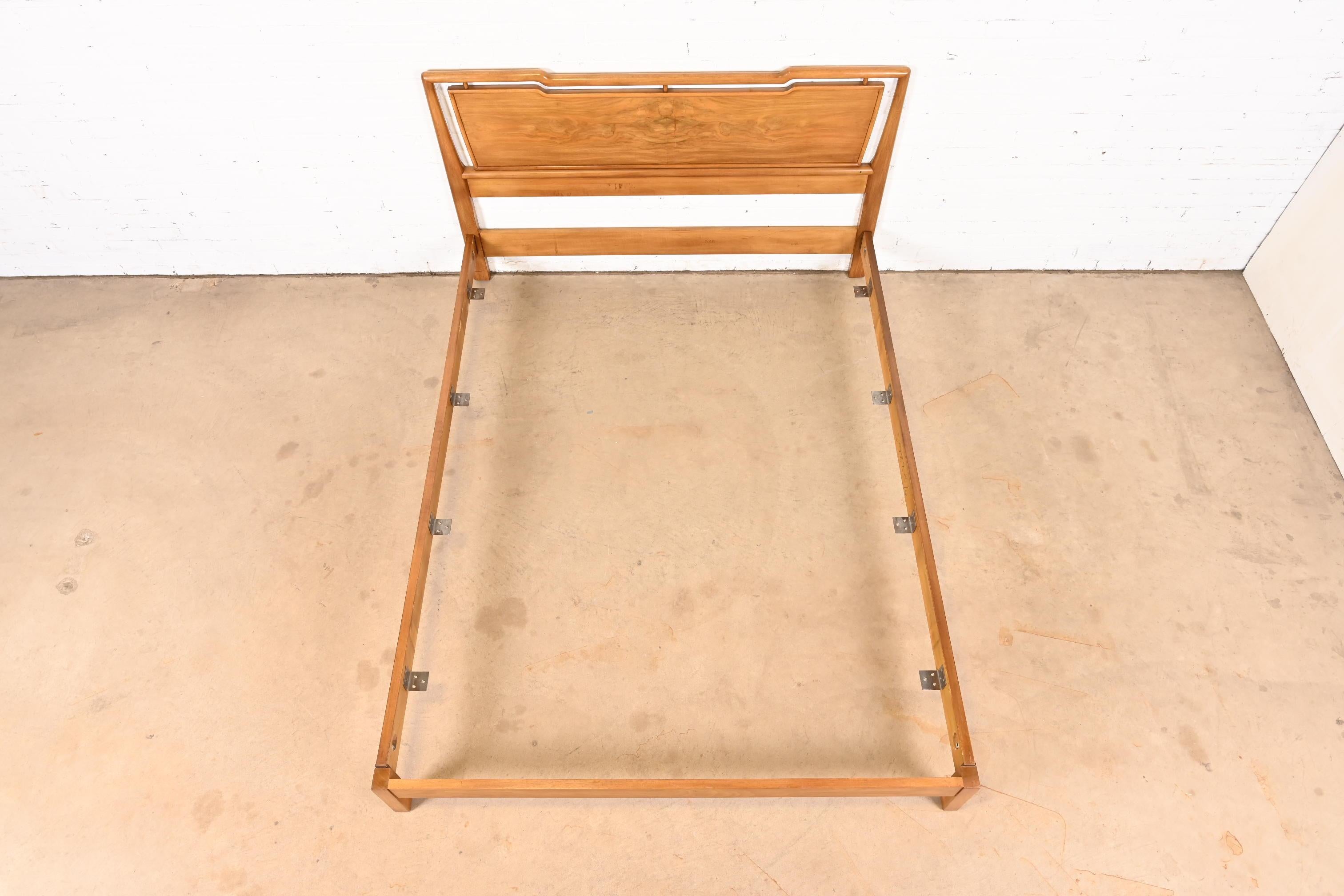 John Widdicomb Mid-Century Modern Burled Walnut Queen Size Bed, Circa 1960s In Good Condition In South Bend, IN