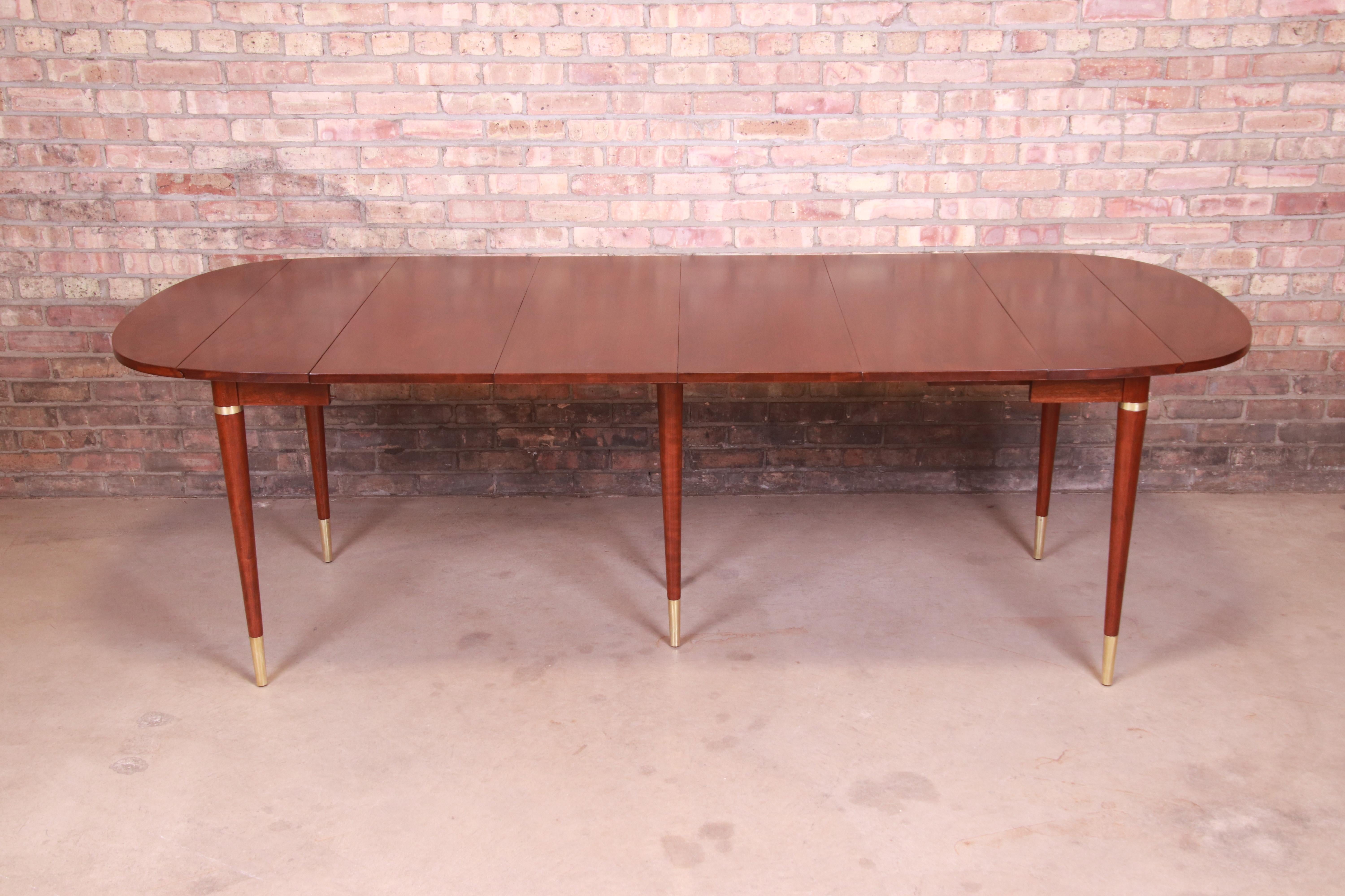 An exceptional Mid-Century Modern extension dining table

By John Widdicomb

USA, 1950s

Cherry wood, with brass accents and brass sabots.

Measures:
Fully extended 91.5