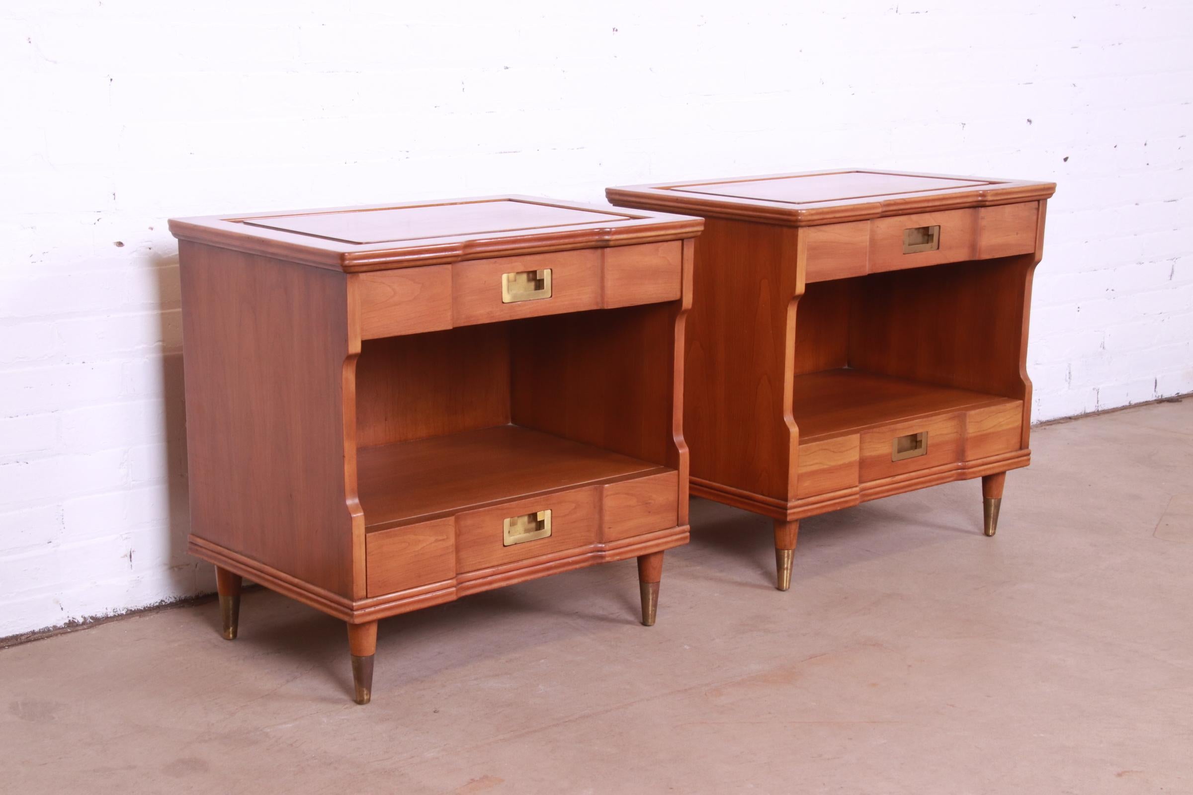 John Widdicomb Mid-Century Modern Cherry Wood Nightstands, circa 1960s In Good Condition For Sale In South Bend, IN
