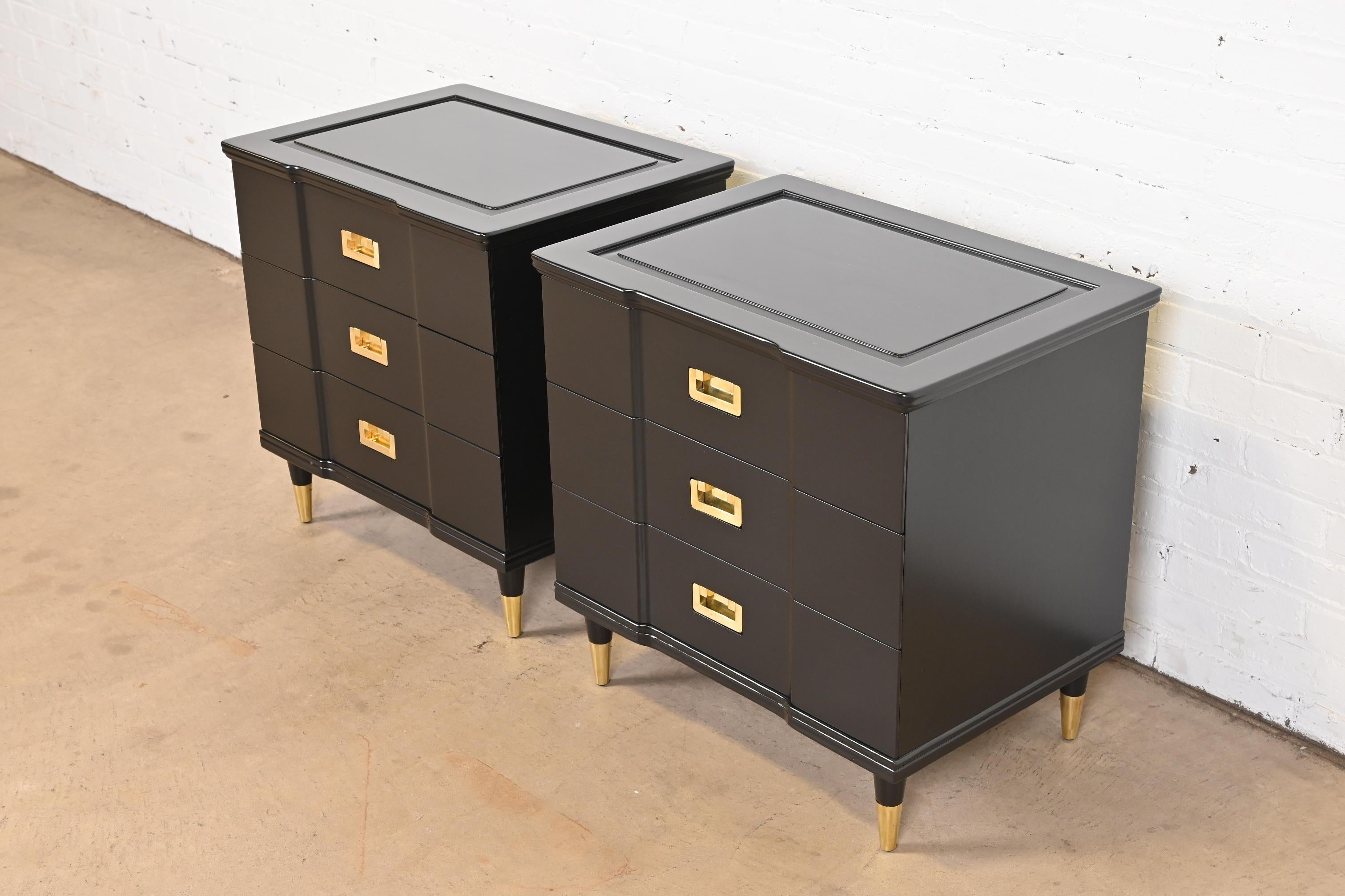 John Widdicomb Mid-Century Modern Hollywood Regency Black Lacquered Nightstands In Good Condition For Sale In South Bend, IN