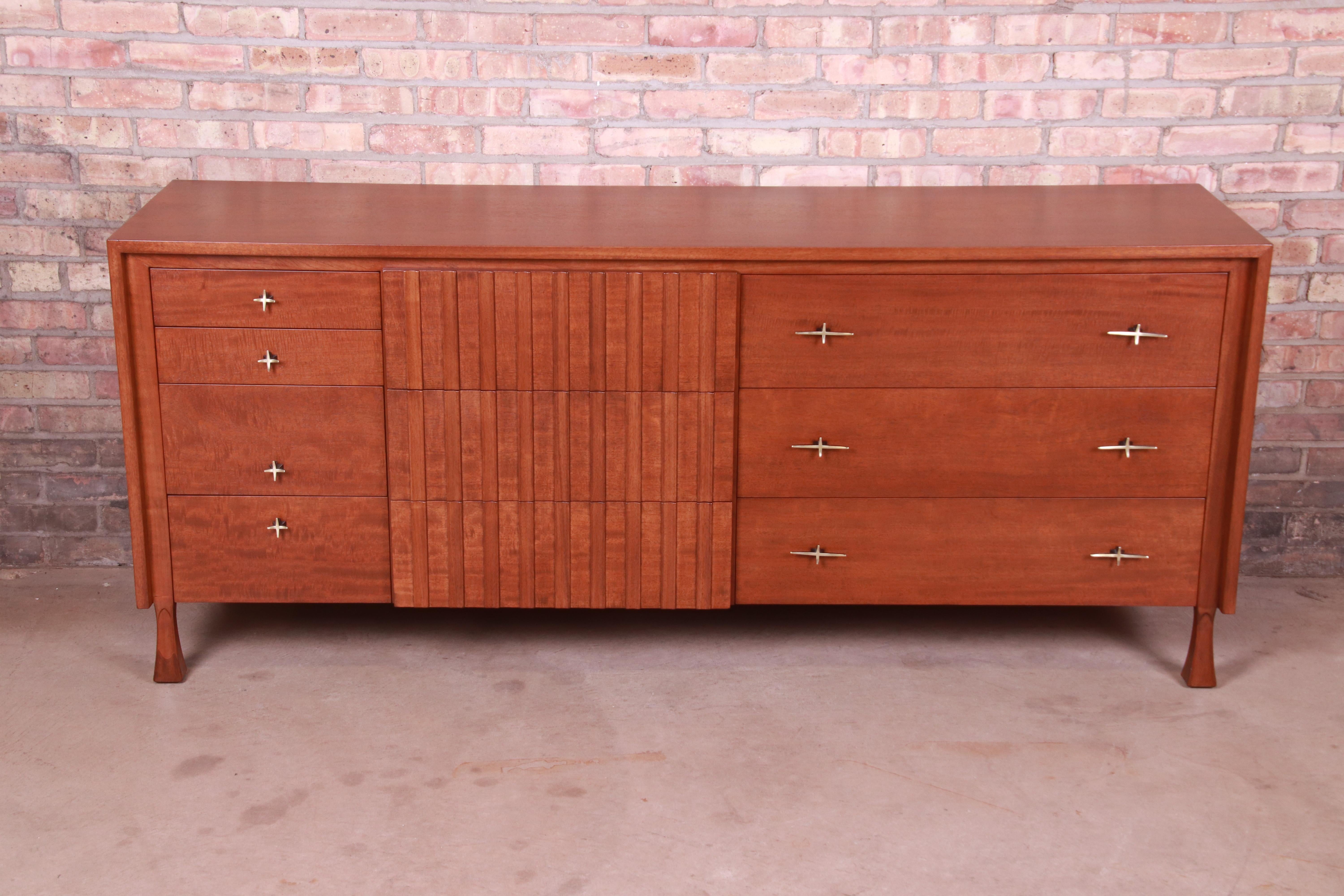 An exceptional mid-century modern ten-drawer dresser or credenza

By John Widdicomb

USA, 1960s

Mahogany, with original hardware and unique flared lags.

Measures: 74