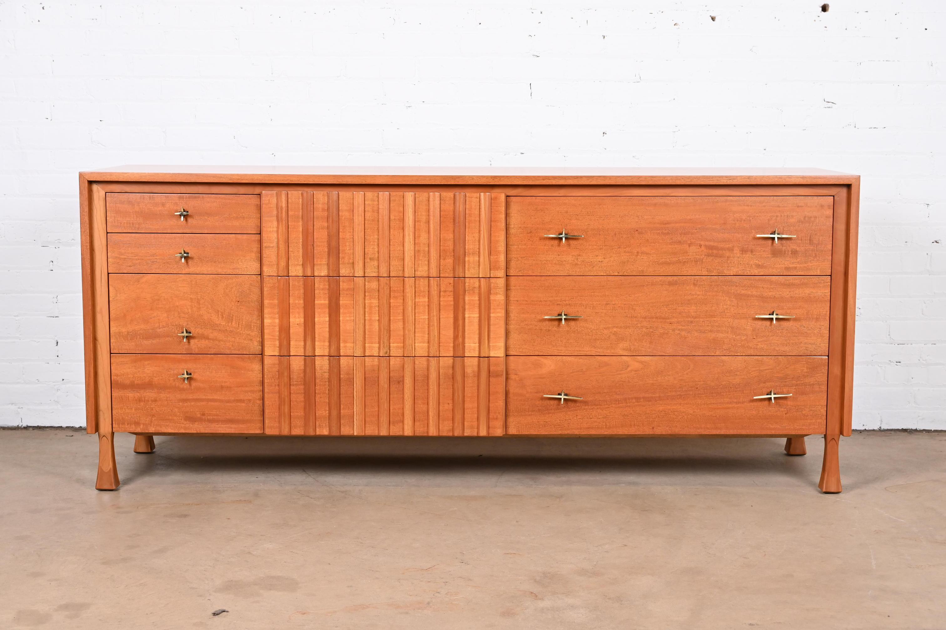 An exceptional Mid-Century Modern ten-drawer triple dresser or credenza

By John Widdicomb

USA, 1960s

Gorgeous sculpted mahogany, with original hardware and unique flared lags.

Measures: 74
