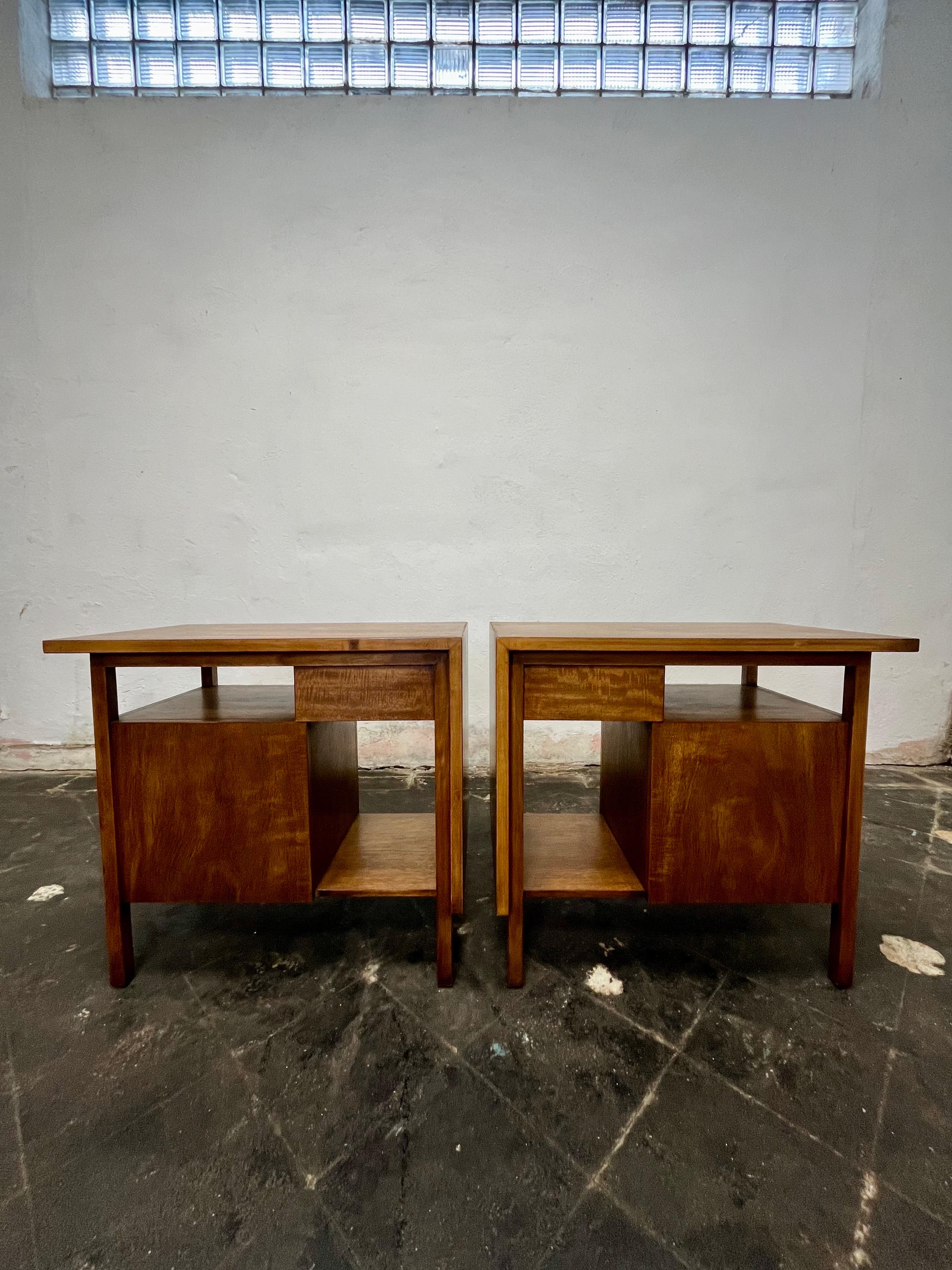 Tables de nuit sculptées Mid-Century Modern John Widdicomb  en vente 4