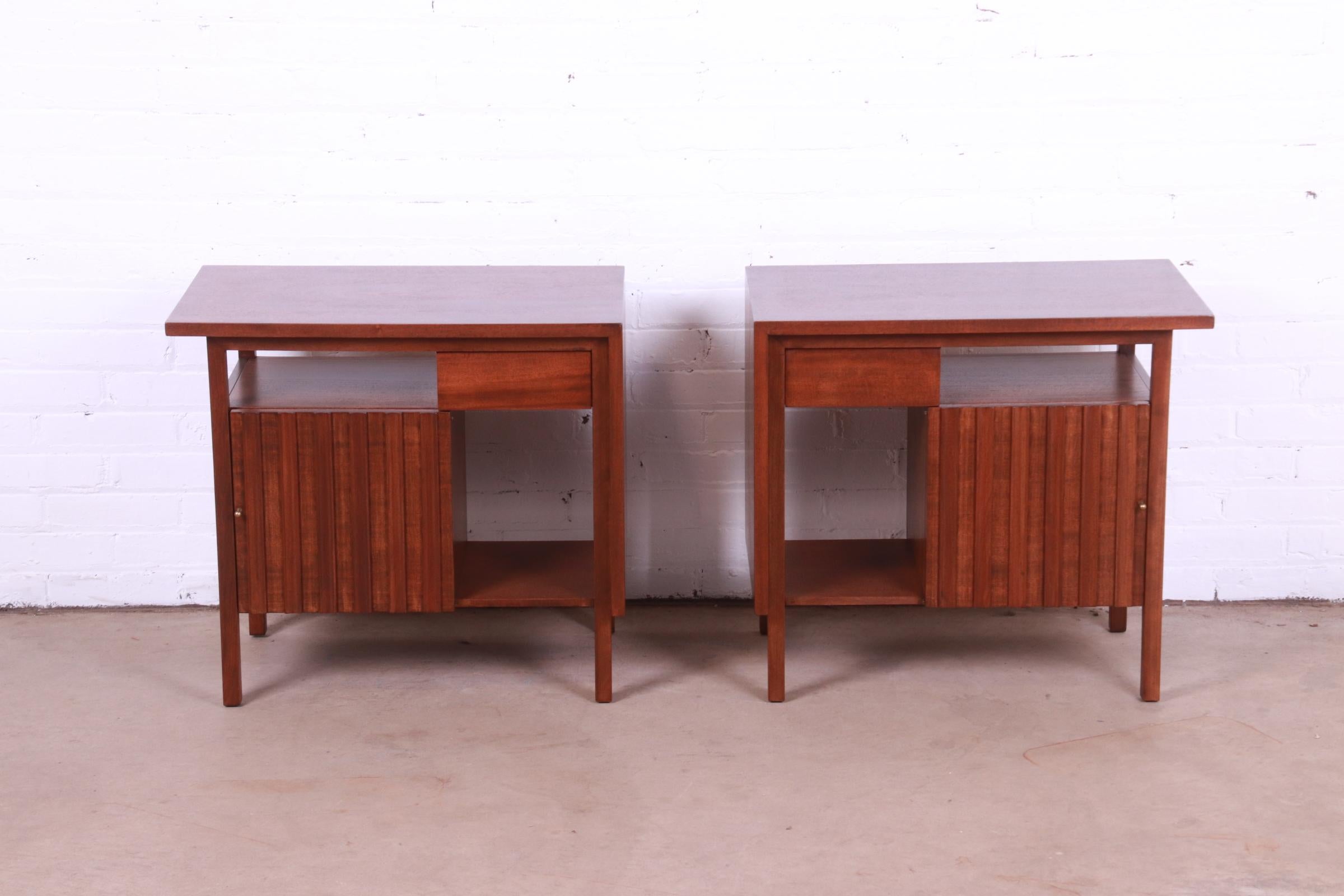 A gorgeous pair of Mid-Century Modern nightstands or end tables

By John Widdicomb

USA, Circa 1950s

Sculpted walnut, with original brass hardware.

Measures: 26