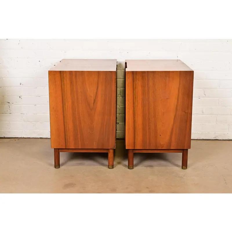 John Widdicomb Mid-Century Modern Sculpted Walnut Nightstands, Pair en vente 3
