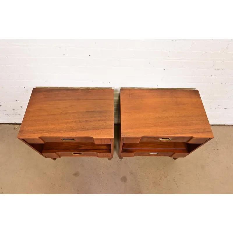 John Widdicomb Mid-Century Modern Sculpted Walnut Nightstands, Pair en vente 4