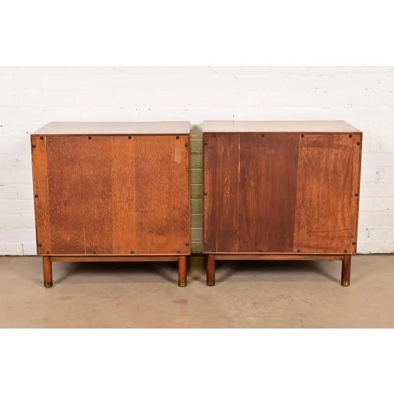 John Widdicomb Mid-Century Modern Sculpted Walnut Nightstands, Pair en vente 5