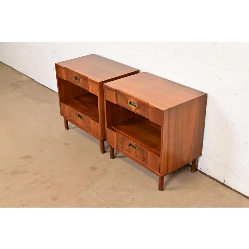 Hollywood Regency John Widdicomb Mid-Century Modern Sculpted Walnut Nightstands, Pair en vente