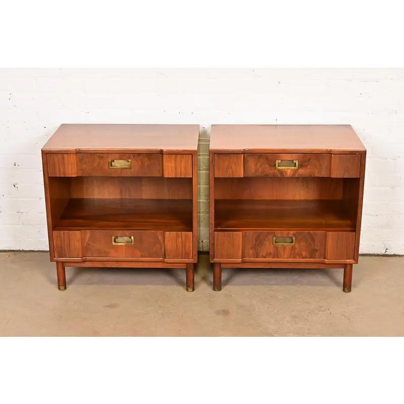 Américain John Widdicomb Mid-Century Modern Sculpted Walnut Nightstands, Pair en vente