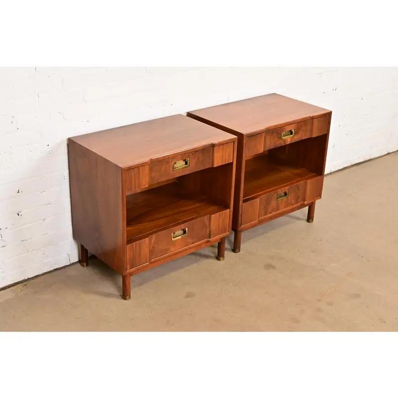John Widdicomb Mid-Century Modern Sculpted Walnut Nightstands, Pair Bon état - En vente à South Bend, IN