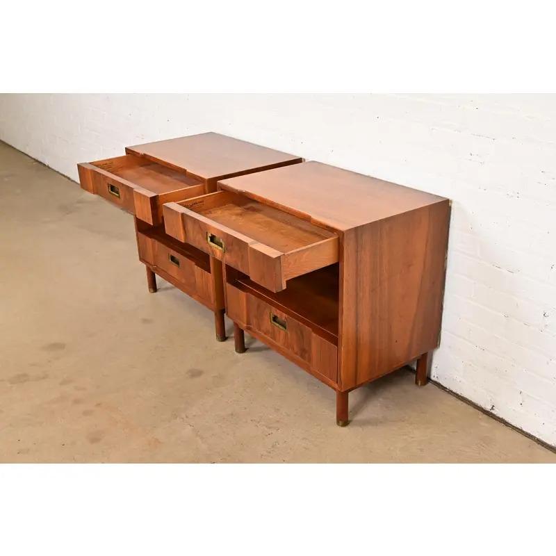 Milieu du XXe siècle John Widdicomb Mid-Century Modern Sculpted Walnut Nightstands, Pair en vente
