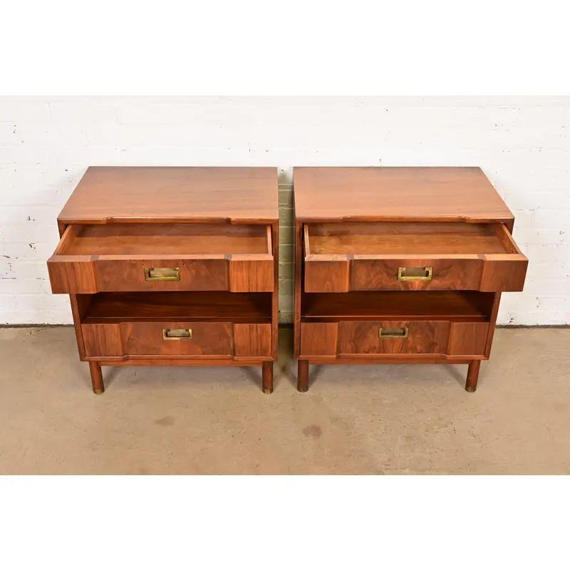 Laiton John Widdicomb Mid-Century Modern Sculpted Walnut Nightstands, Pair en vente
