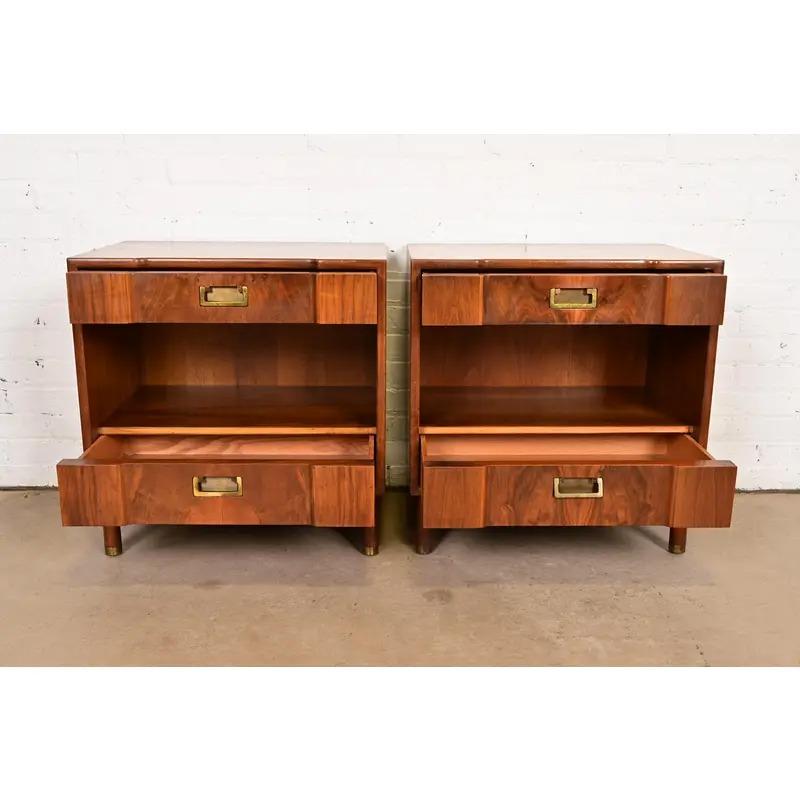 John Widdicomb Mid-Century Modern Sculpted Walnut Nightstands, Pair en vente 1