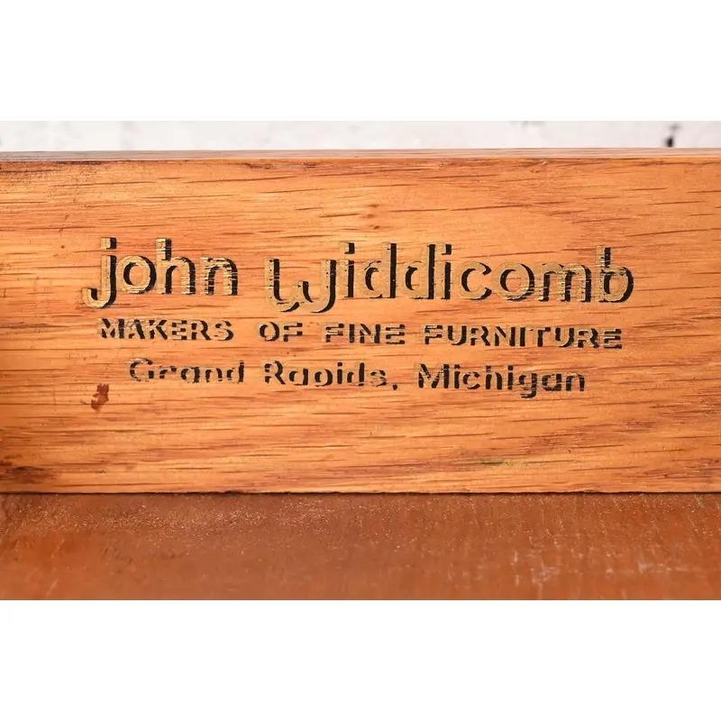 John Widdicomb Mid-Century Modern Sculpted Walnut Nightstands, Pair en vente 2