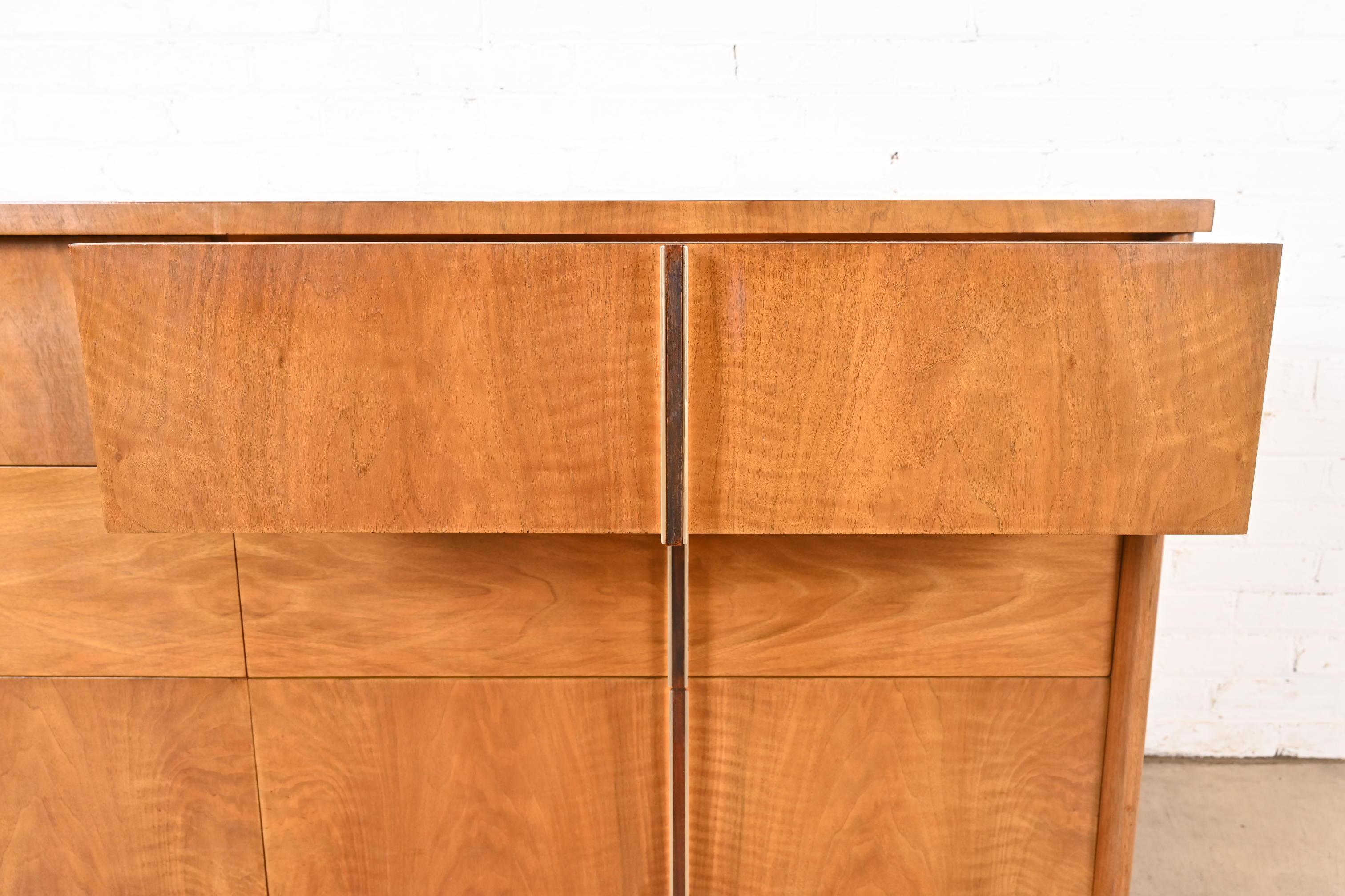 John Widdicomb Mid-Century Modern Walnut and Rosewood Dresser, 1960s For Sale 4