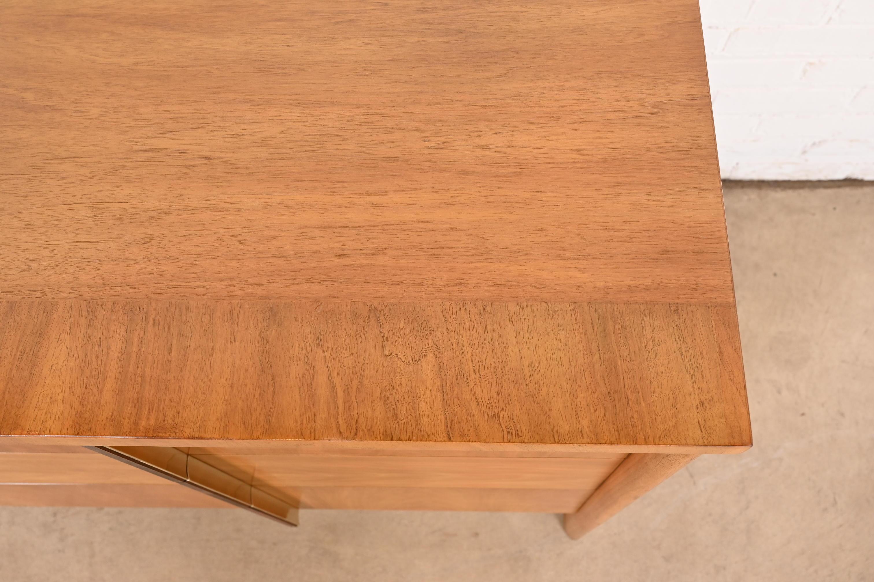 John Widdicomb Mid-Century Modern Walnut and Rosewood Dresser, 1960s For Sale 6