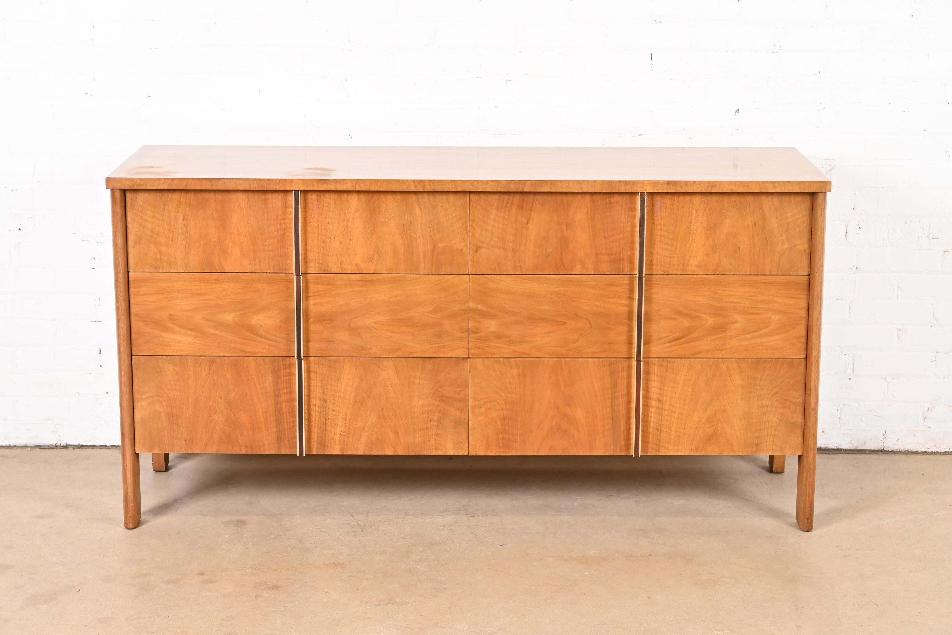 An exceptional Mid-Century Modern six-drawer dresser or credenza

By Dale Ford for John Widdicomb

USA, Circa 1960s

Gorgeous book-matched walnut, with original rosewood and aluminum hardware.

Measures: 62
