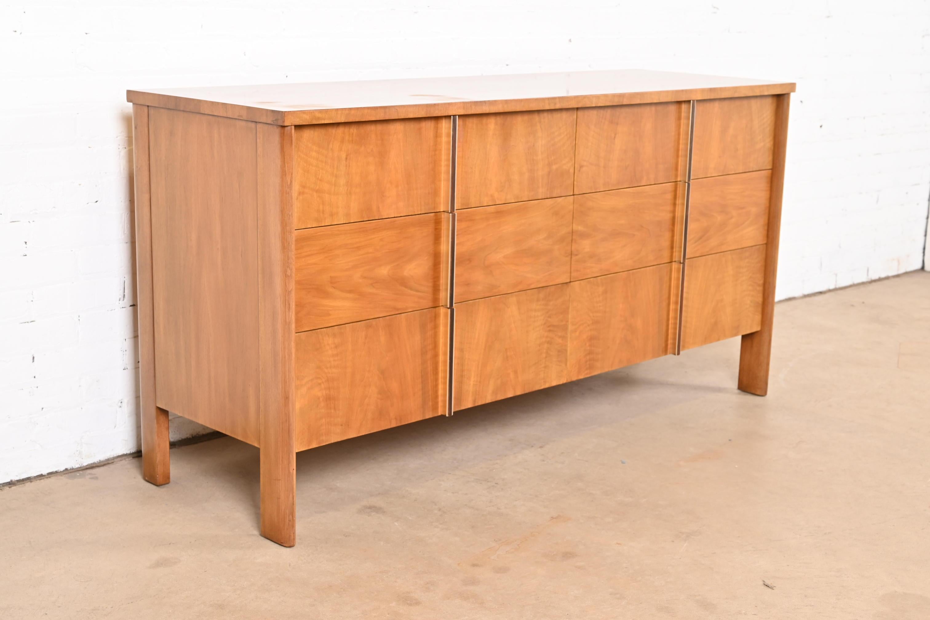 John Widdicomb Mid-Century Modern Walnut and Rosewood Dresser, 1960s In Good Condition For Sale In South Bend, IN