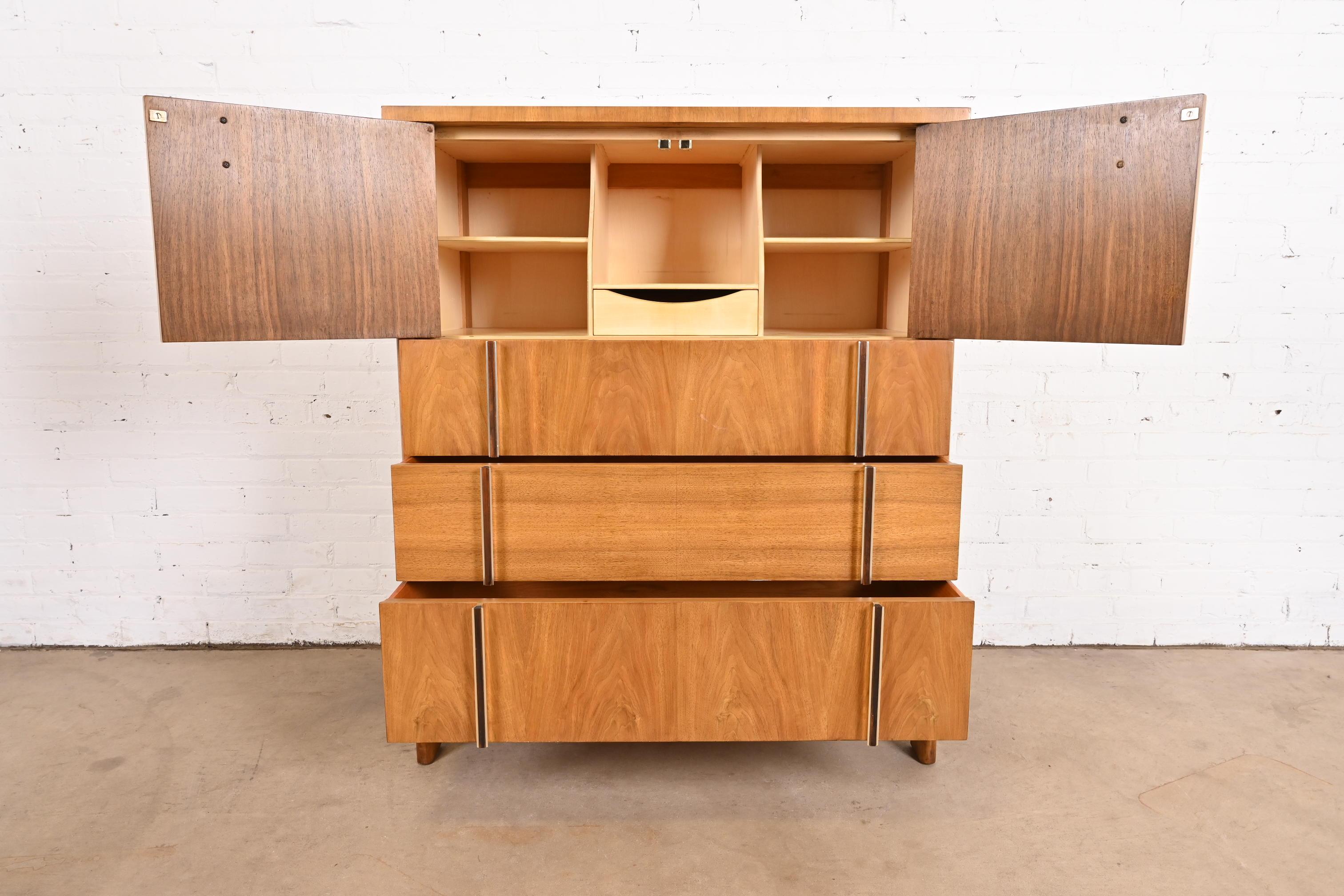 Coffre d'homme en noyer et palissandre, John Widdicomb, Mid-Century Modernity, 1960s en vente 4