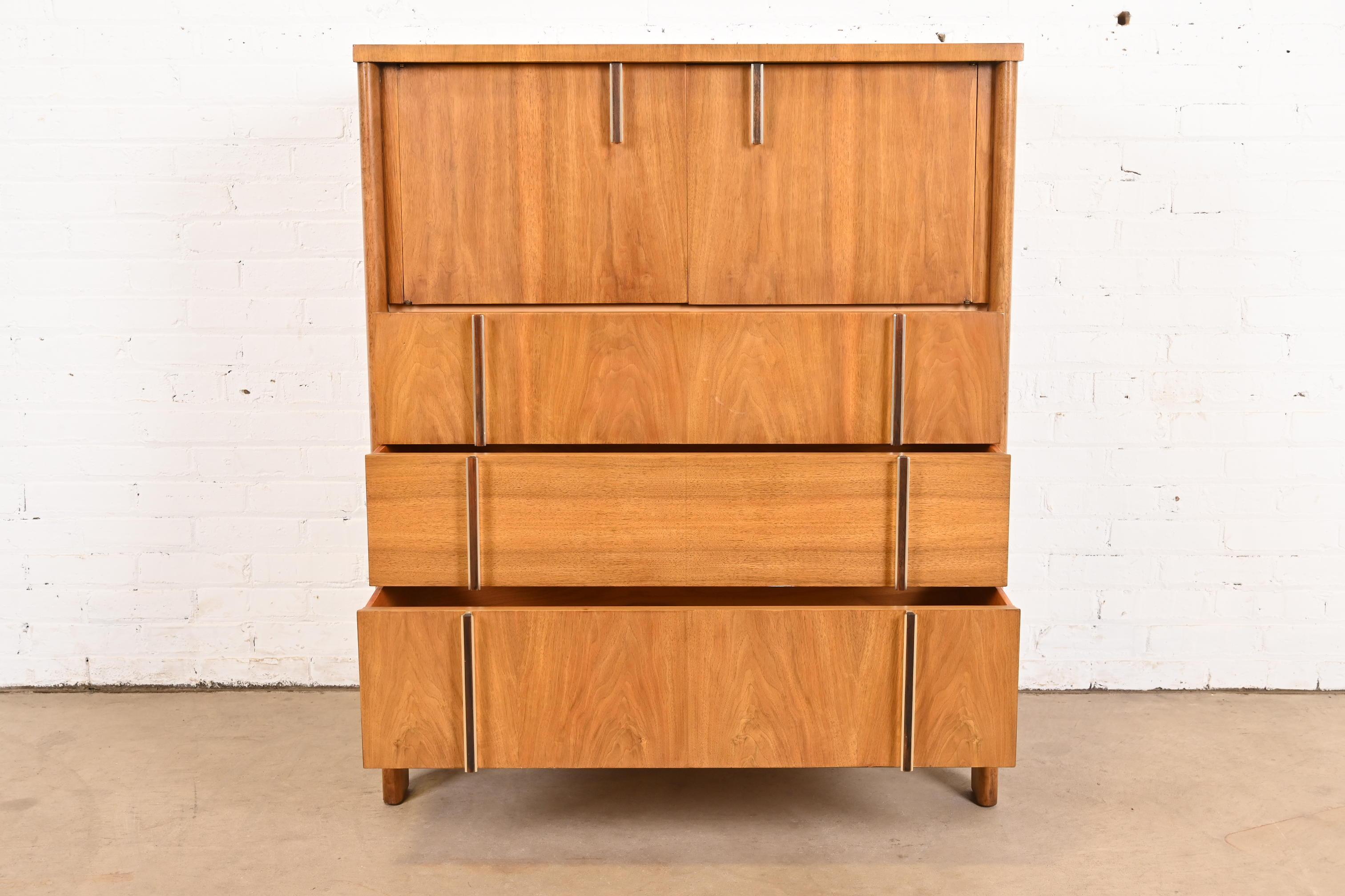 Coffre d'homme en noyer et palissandre, John Widdicomb, Mid-Century Modernity, 1960s en vente 5