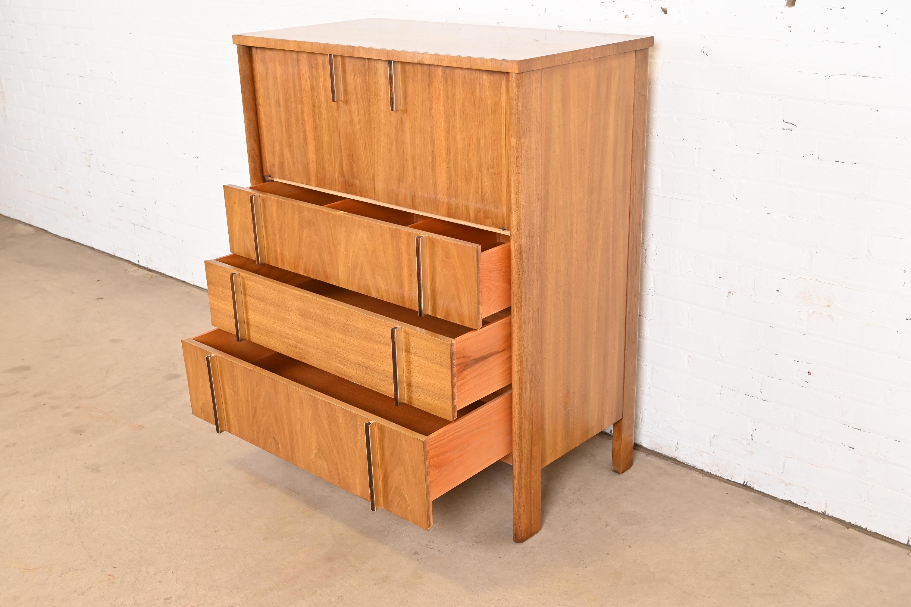 Coffre d'homme en noyer et palissandre, John Widdicomb, Mid-Century Modernity, 1960s en vente 6