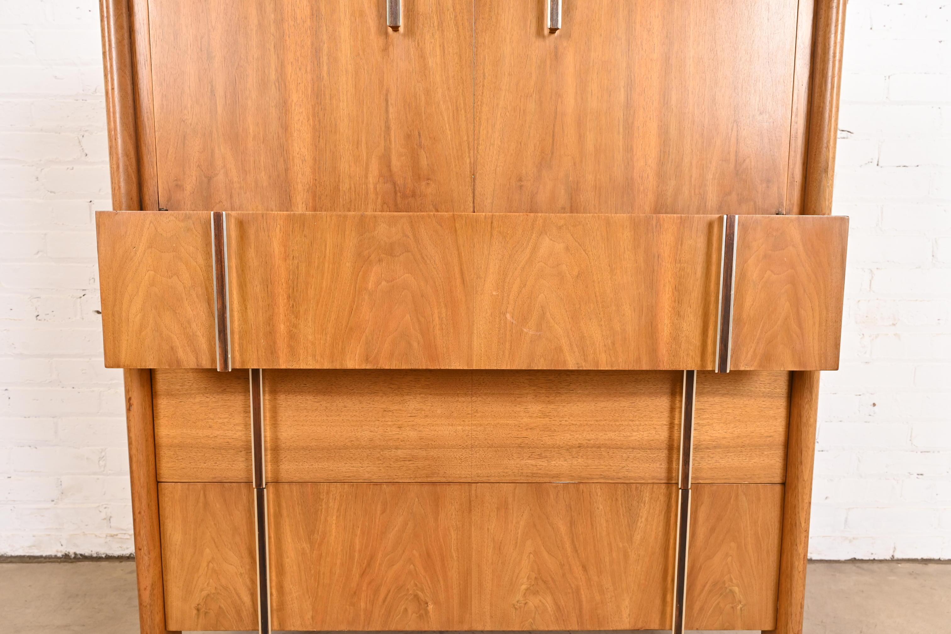 Coffre d'homme en noyer et palissandre, John Widdicomb, Mid-Century Modernity, 1960s en vente 8