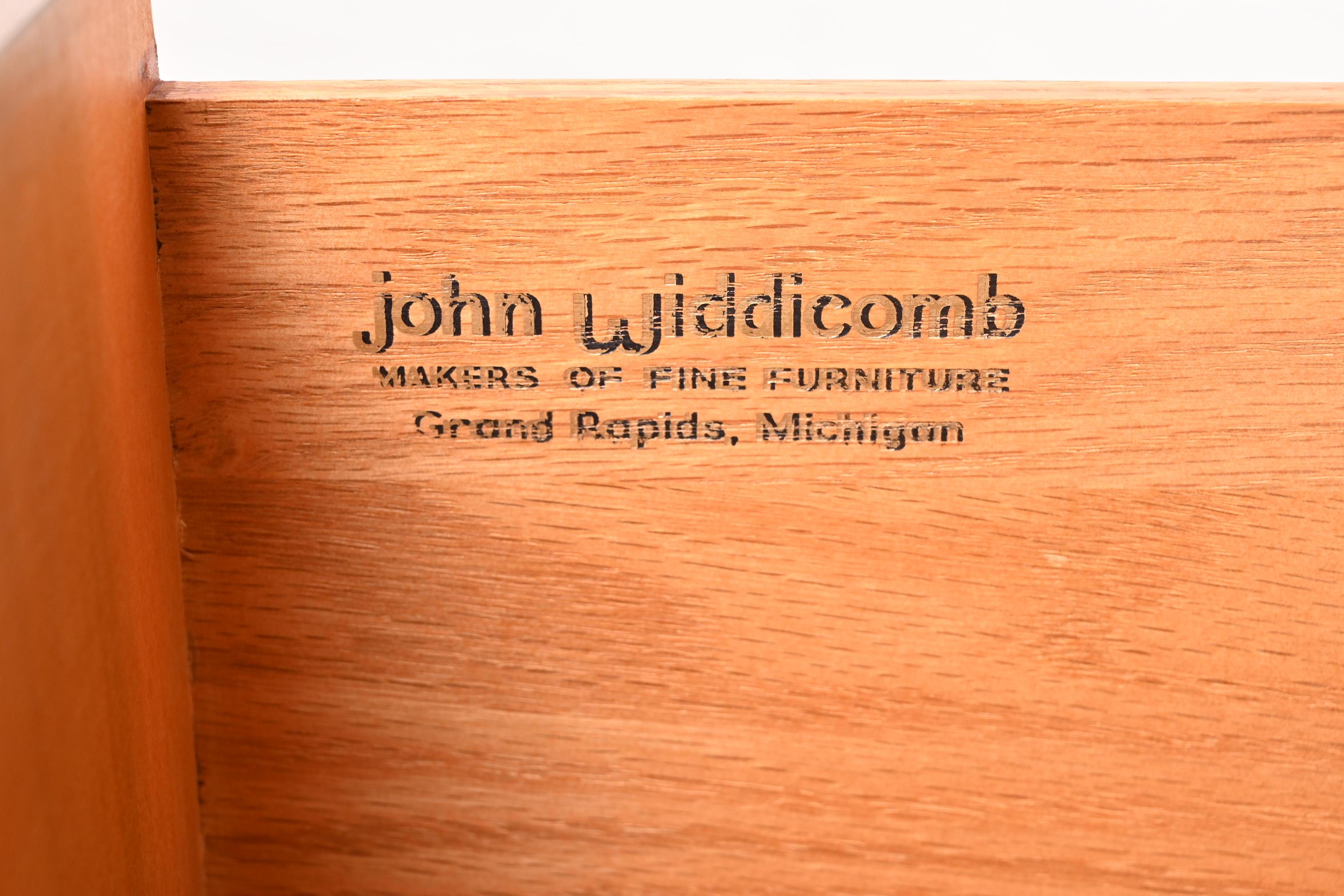 Coffre d'homme en noyer et palissandre, John Widdicomb, Mid-Century Modernity, 1960s en vente 9