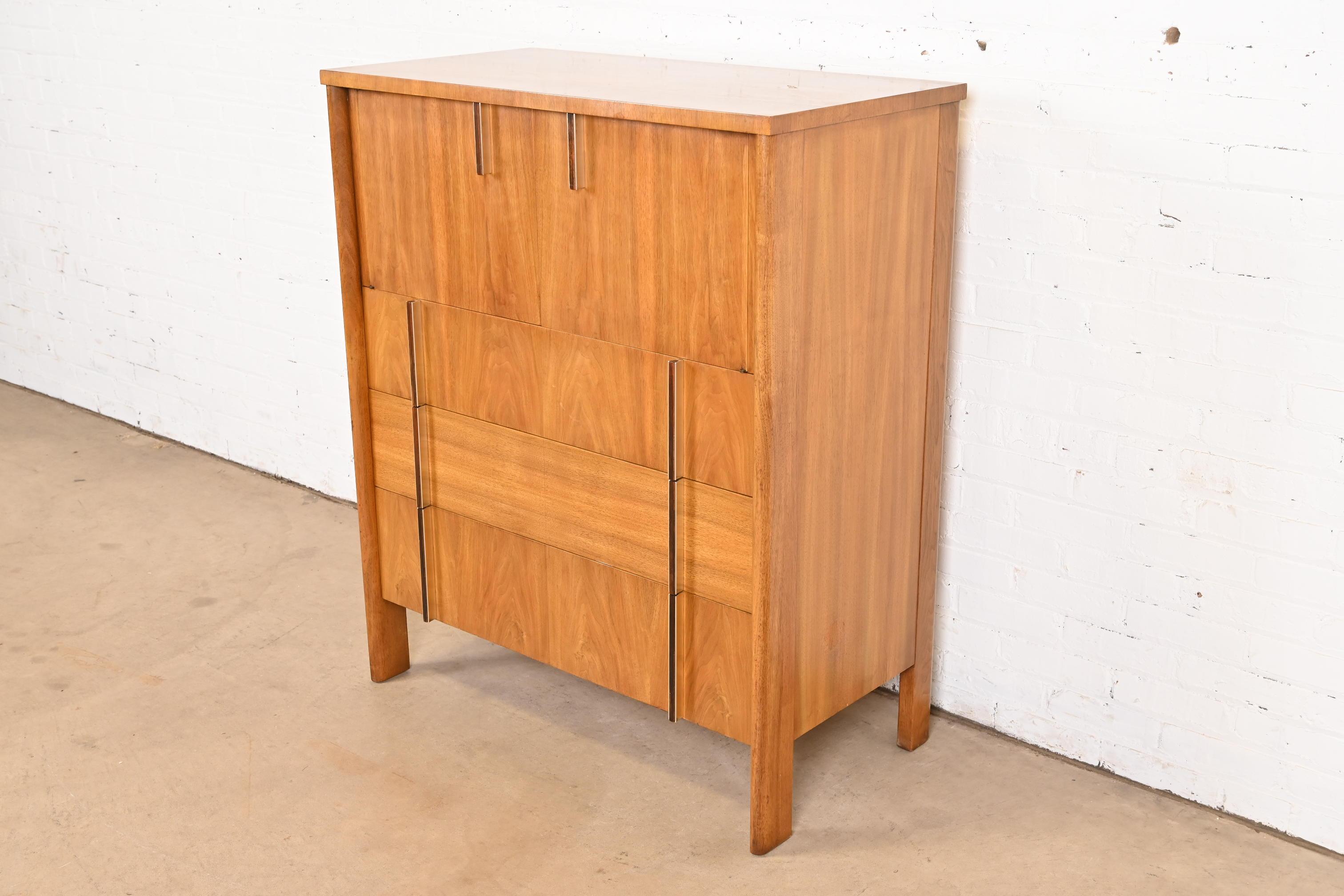 Coffre d'homme en noyer et palissandre, John Widdicomb, Mid-Century Modernity, 1960s Bon état - En vente à South Bend, IN