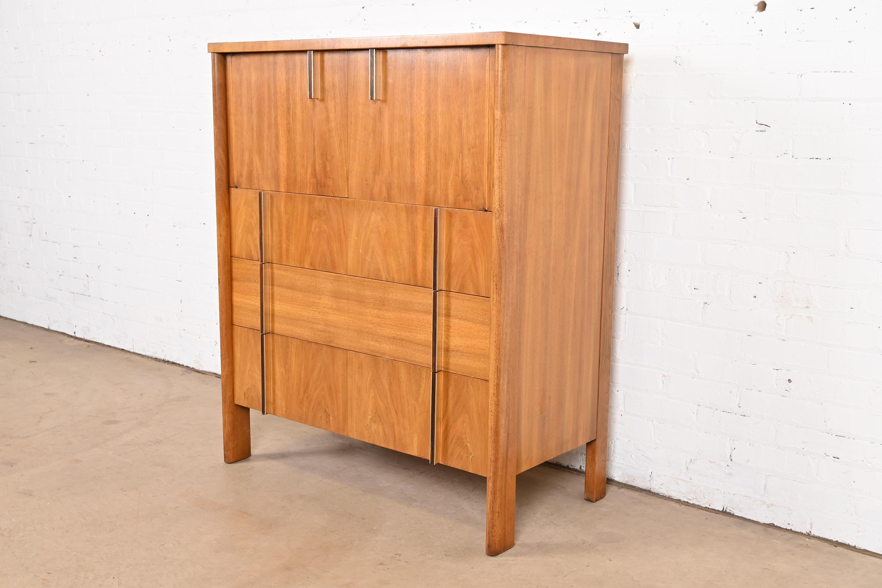 Milieu du XXe siècle Coffre d'homme en noyer et palissandre, John Widdicomb, Mid-Century Modernity, 1960s en vente