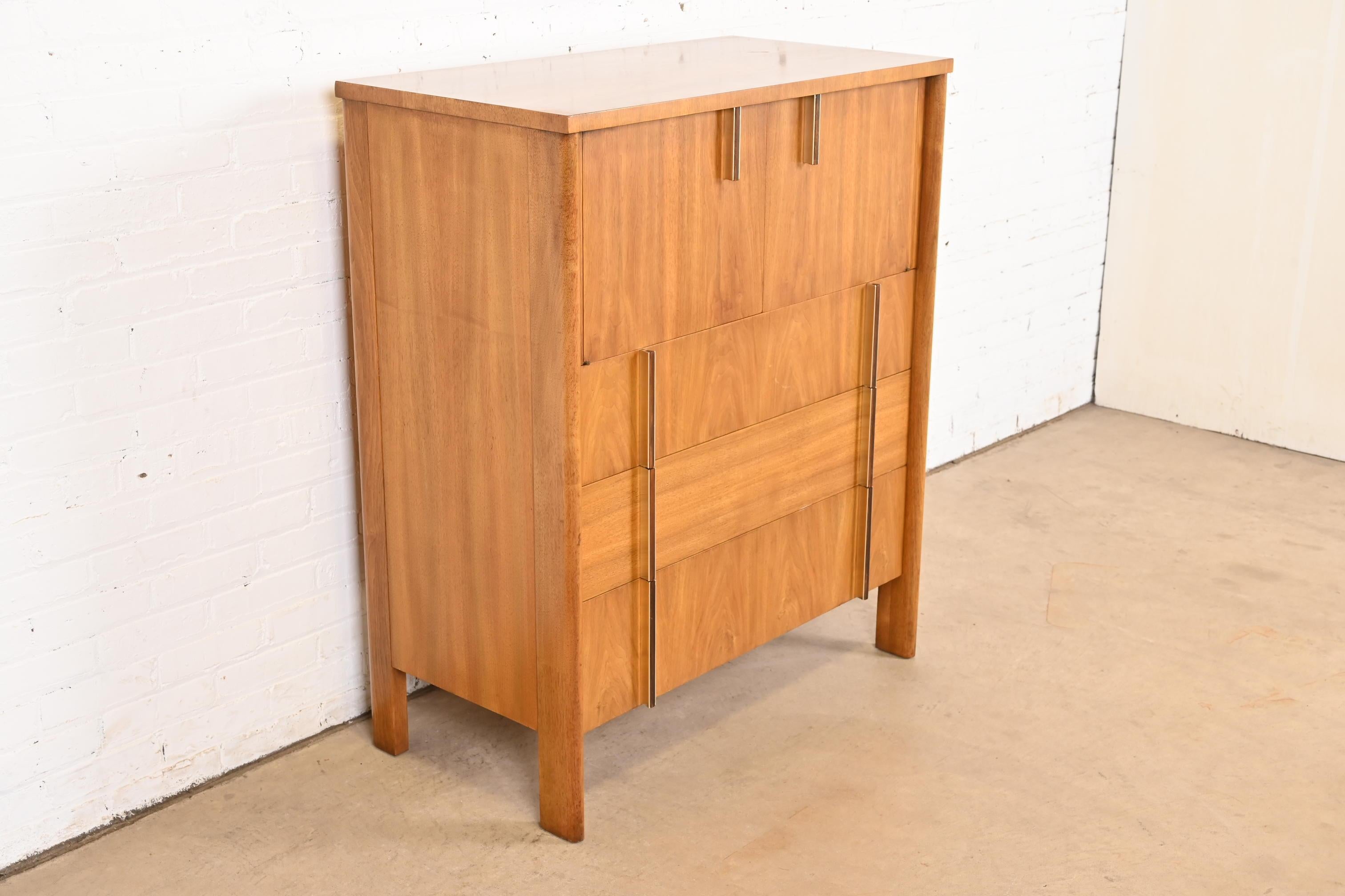 Bois de rose Coffre d'homme en noyer et palissandre, John Widdicomb, Mid-Century Modernity, 1960s en vente