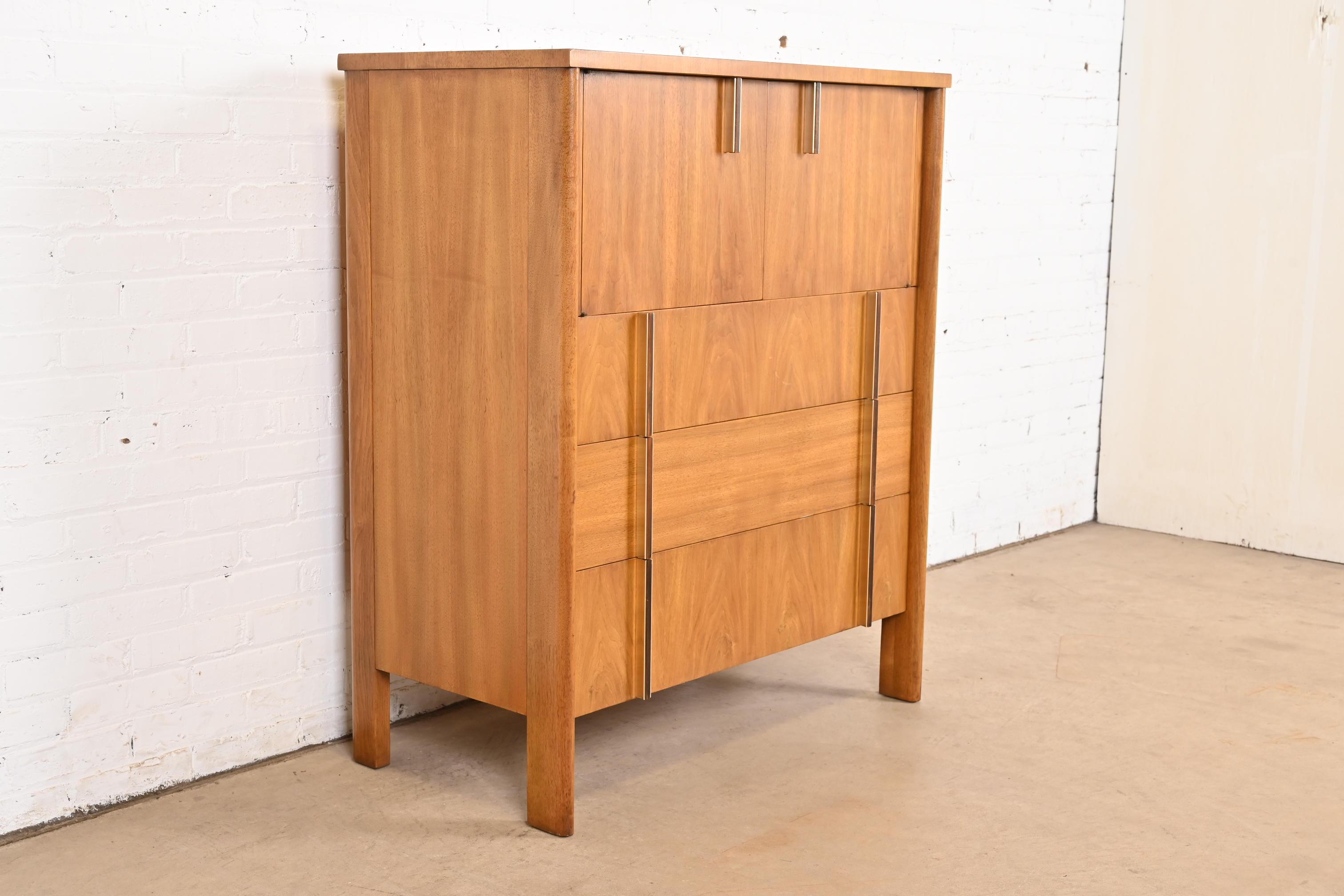 Coffre d'homme en noyer et palissandre, John Widdicomb, Mid-Century Modernity, 1960s en vente 1