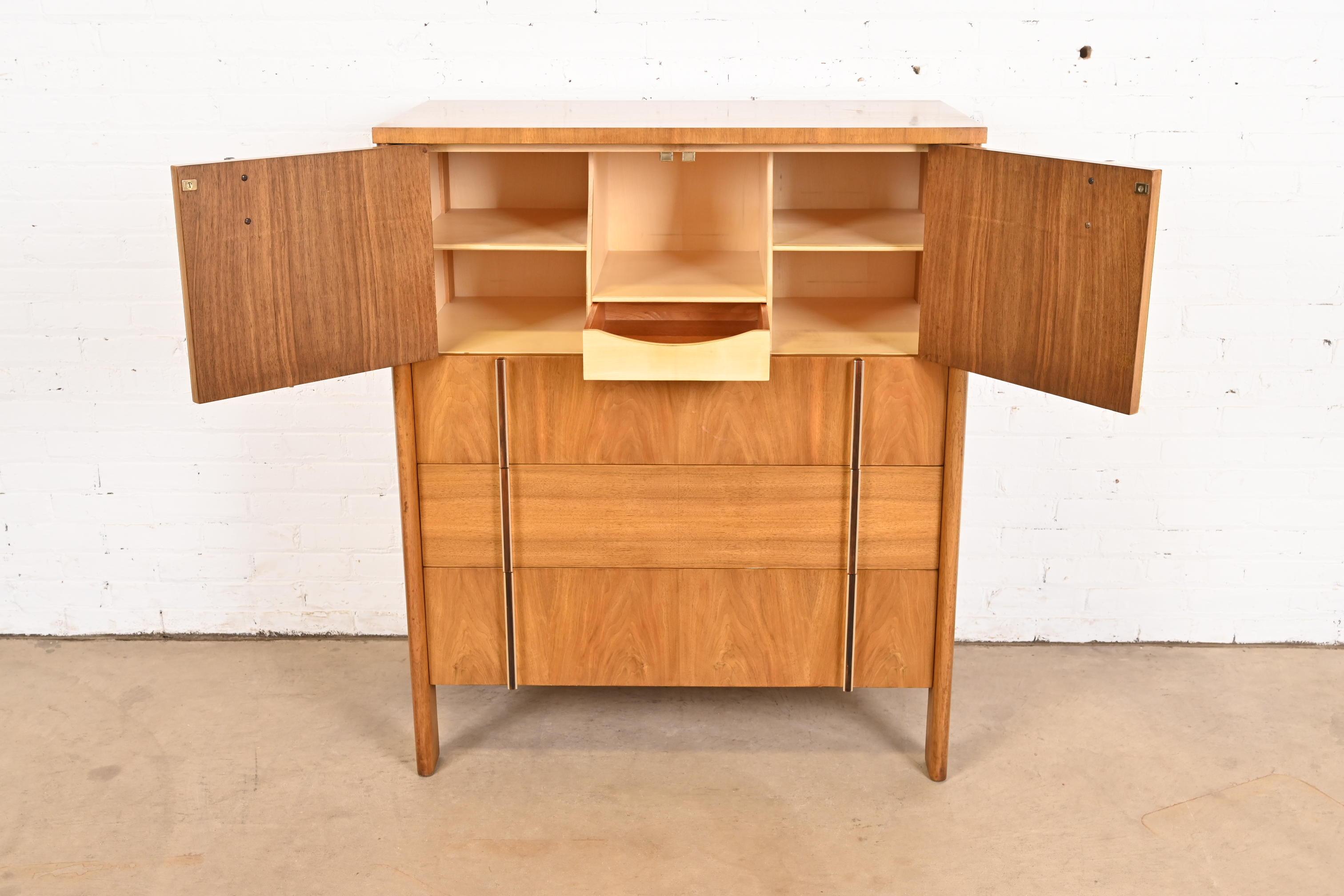 Coffre d'homme en noyer et palissandre, John Widdicomb, Mid-Century Modernity, 1960s en vente 2