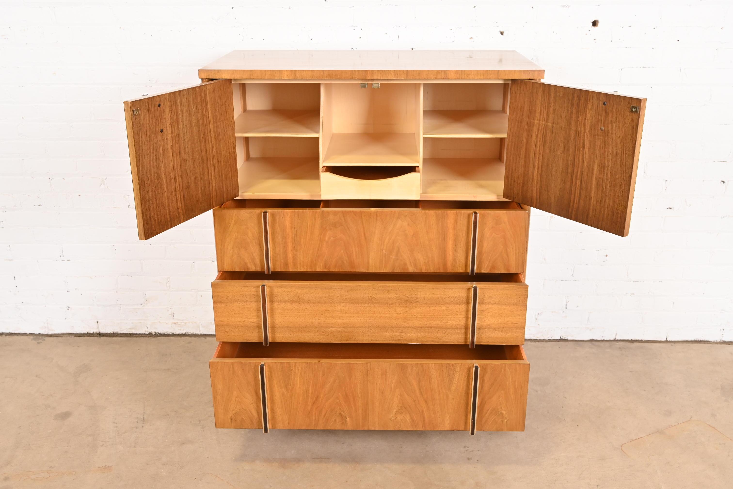 Coffre d'homme en noyer et palissandre, John Widdicomb, Mid-Century Modernity, 1960s en vente 3