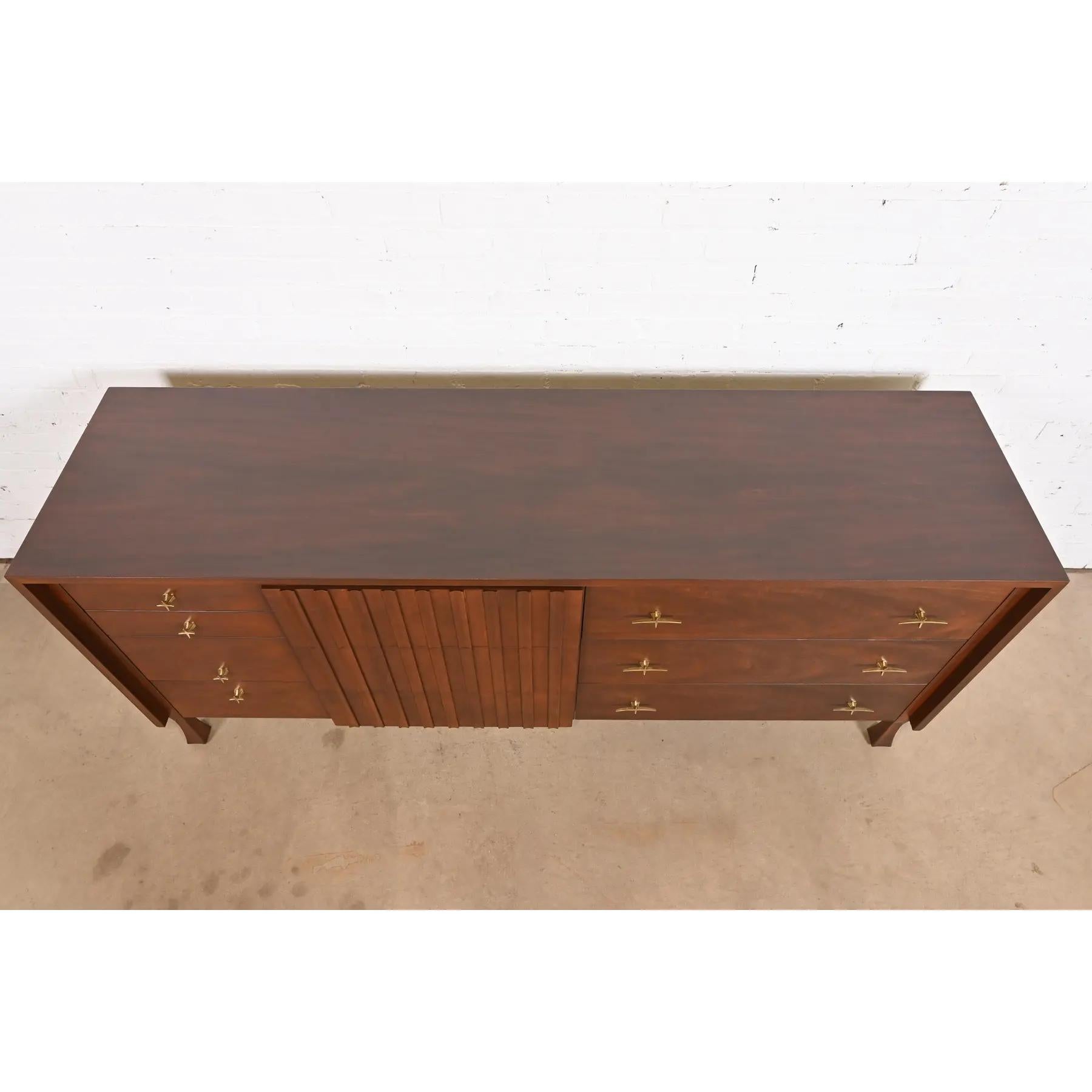 Comò o credenza in legno di noce di John Widdicomb, metà del secolo scorso, rifinito in vendita 3