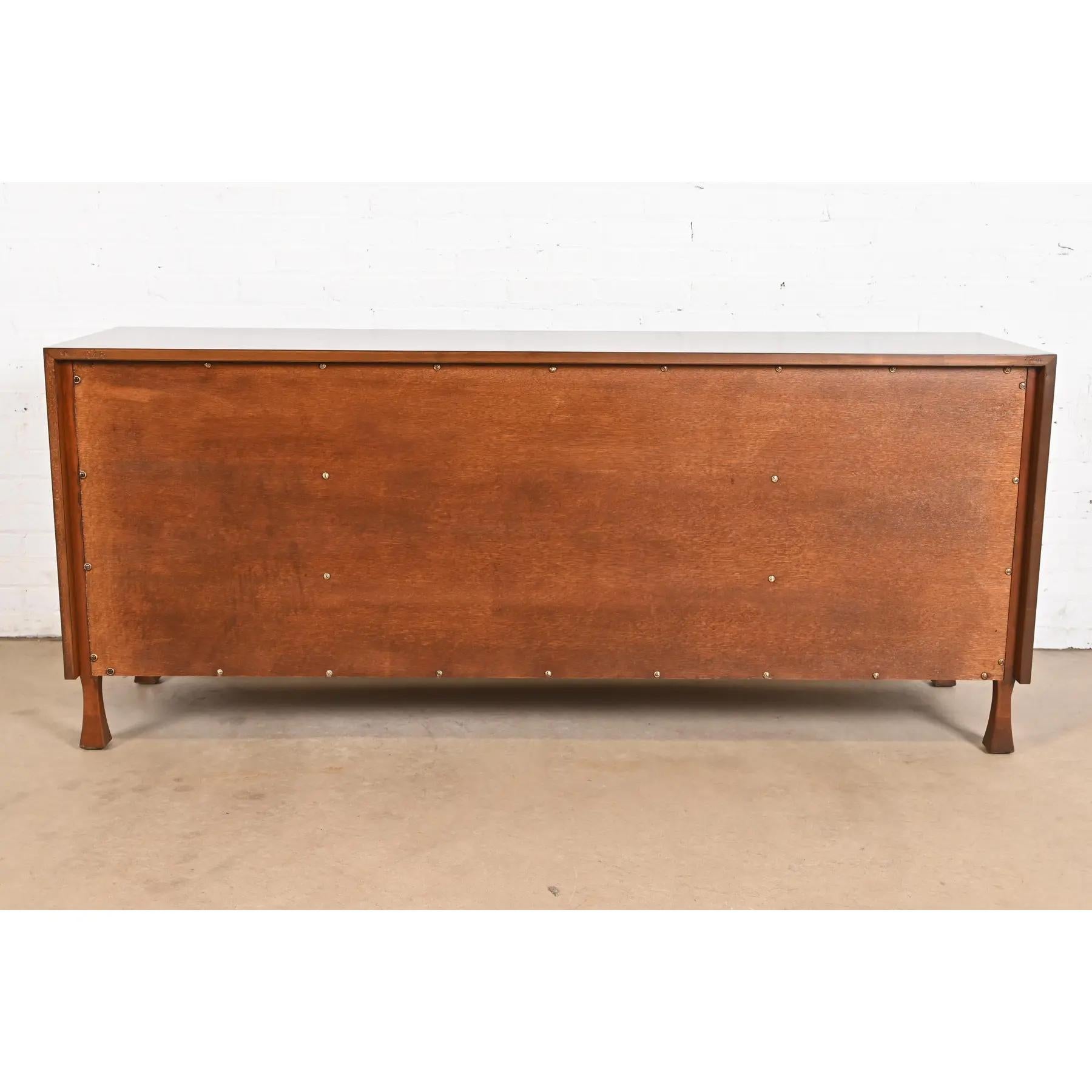 Comò o credenza in legno di noce di John Widdicomb, metà del secolo scorso, rifinito in vendita 5