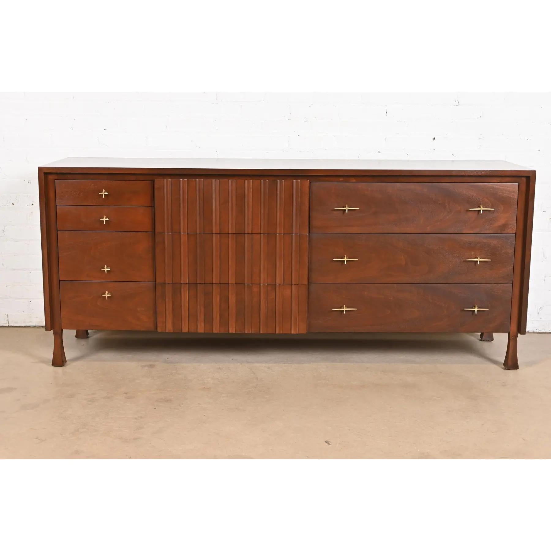 Un eccezionale cassettone o credenza a dieci cassetti in stile Mid-Century Modern

Di John Widdicomb

USA, anni '60

In legno di noce scolpito, con ferramenta originale in ottone e con le uniche bugne svasate.

Misure: 74 