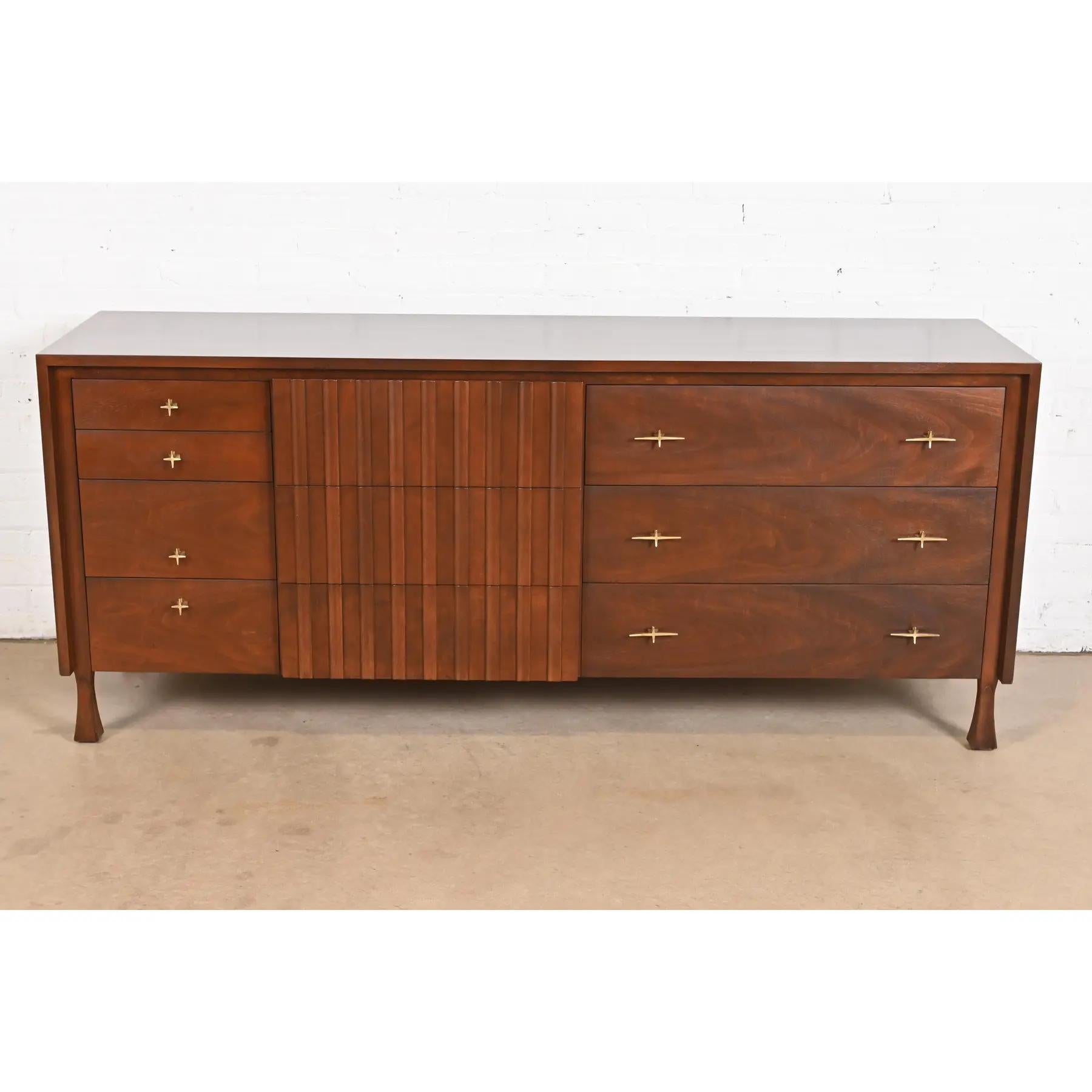 Mid-Century moderno Comò o credenza in legno di noce di John Widdicomb, metà del secolo scorso, rifinito in vendita