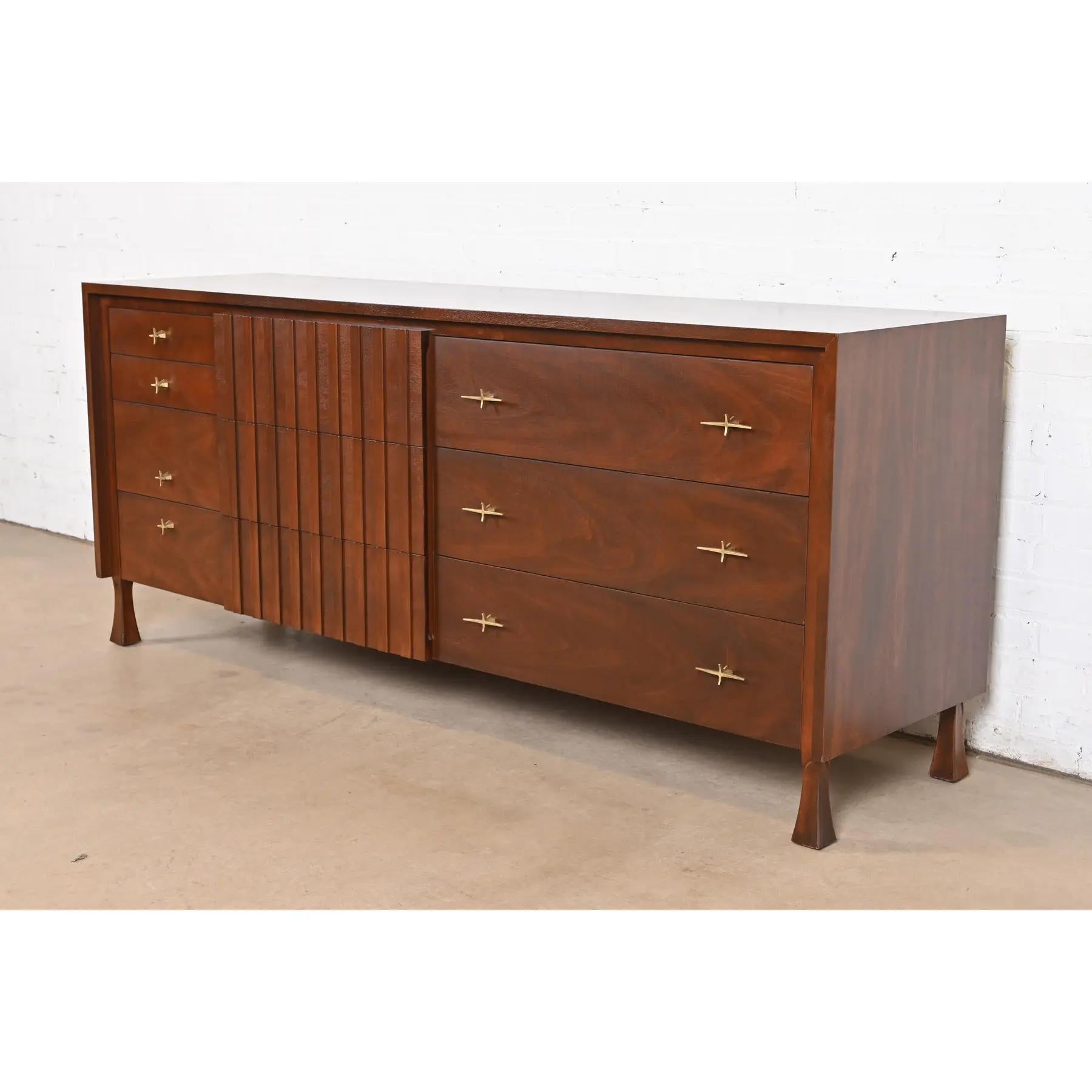 Americano Comò o credenza in legno di noce di John Widdicomb, metà del secolo scorso, rifinito in vendita