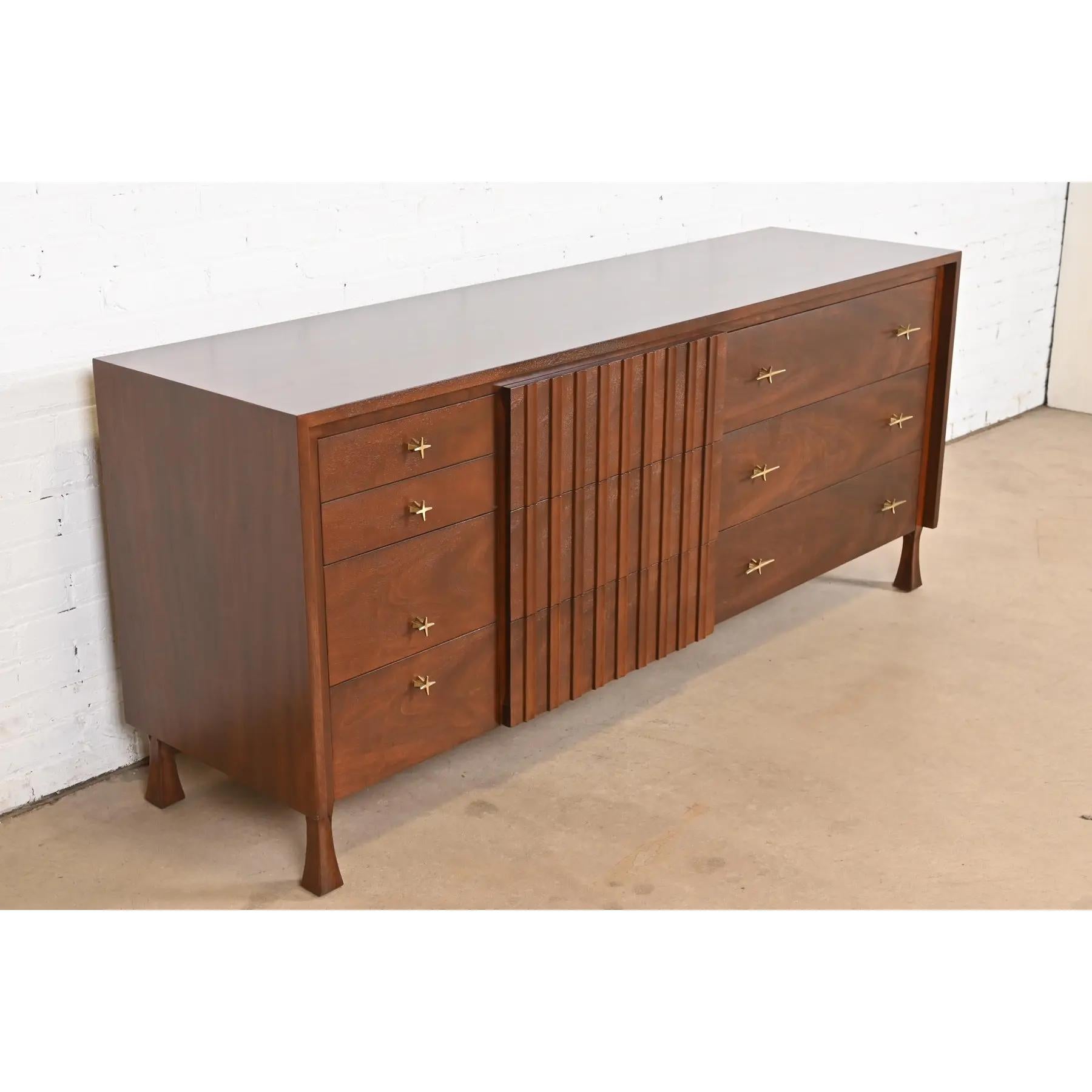 Comò o credenza in legno di noce di John Widdicomb, metà del secolo scorso, rifinito In condizioni buone in vendita a South Bend, IN