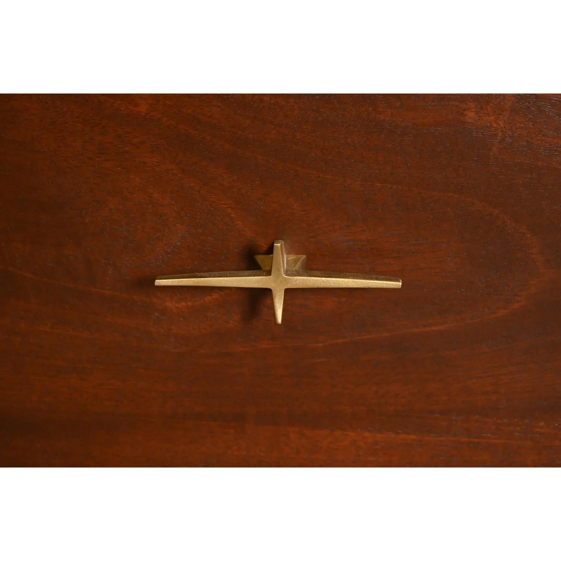 Comò o credenza in legno di noce di John Widdicomb, metà del secolo scorso, rifinito in vendita 1