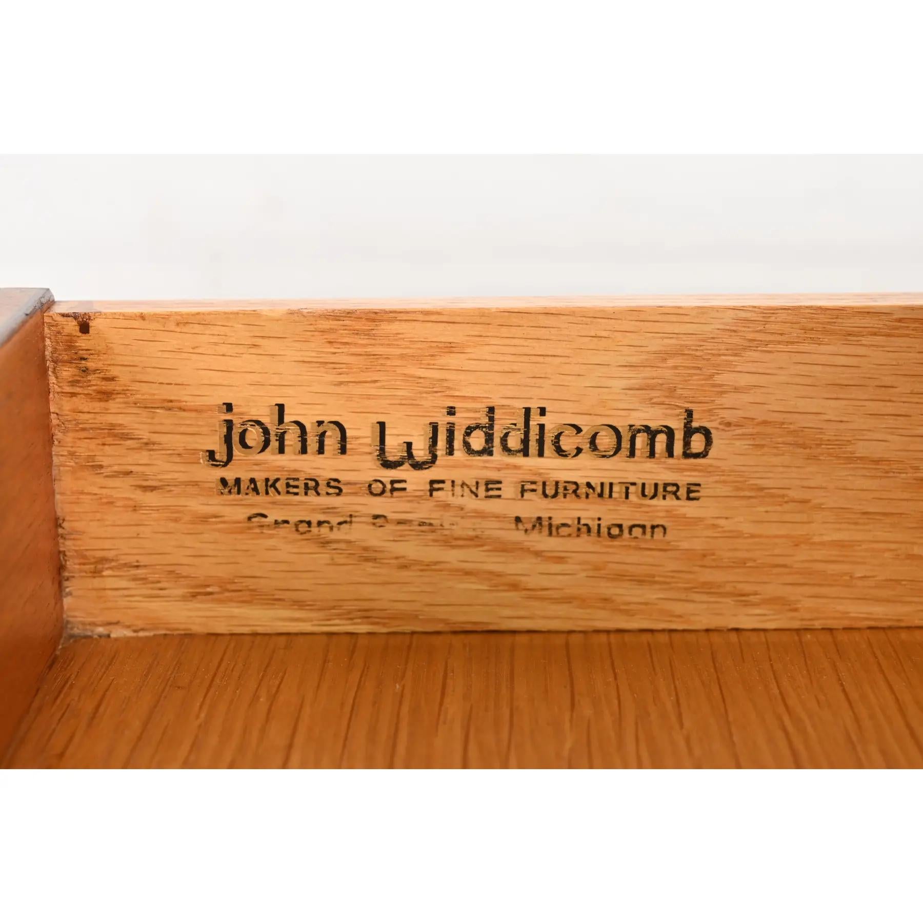 Comò o credenza in legno di noce di John Widdicomb, metà del secolo scorso, rifinito in vendita 2
