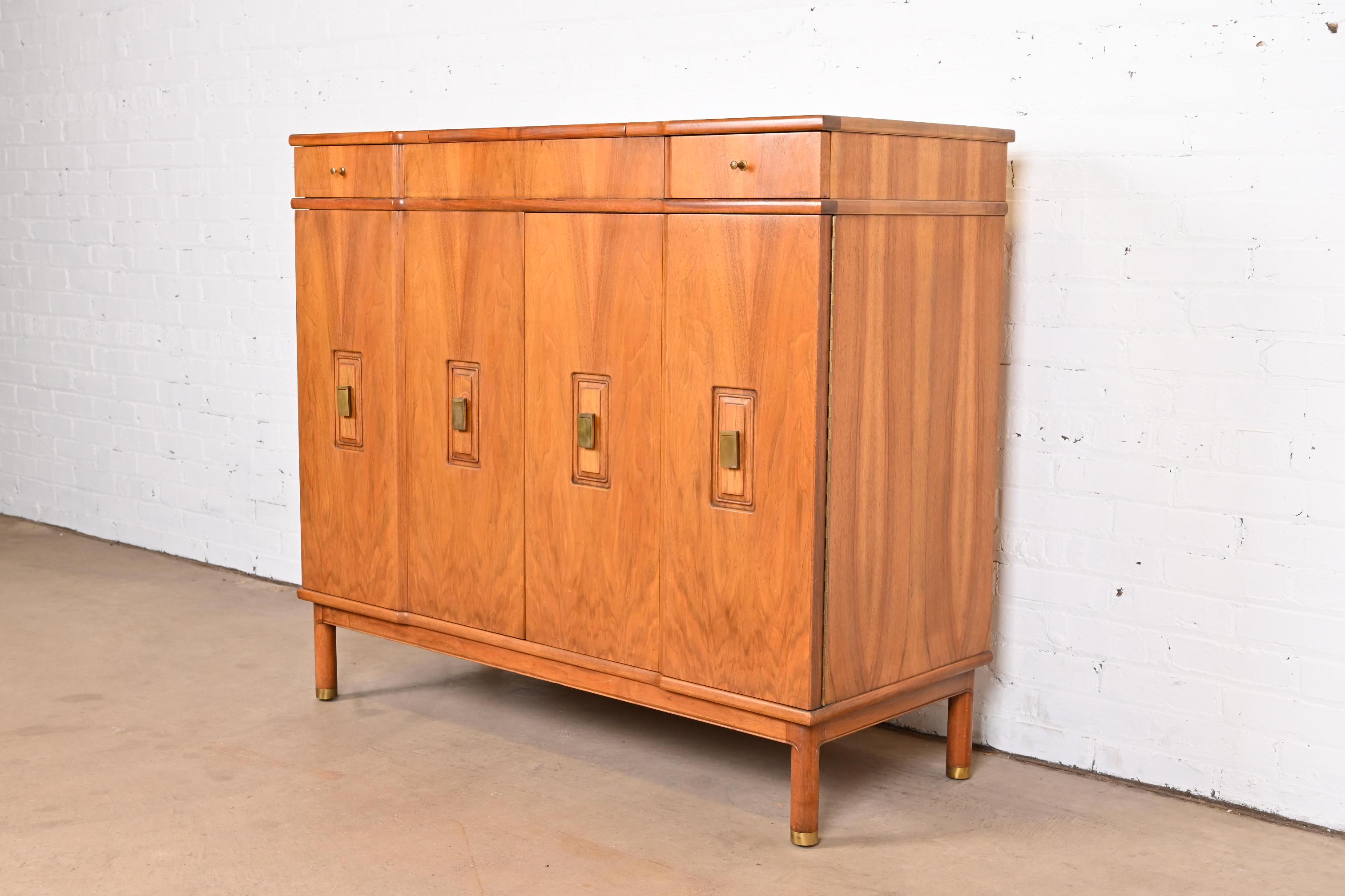 John Widdicomb Mid-Century Modern Walnut Gentleman's Chest with Flip Up Mirror In Good Condition In South Bend, IN